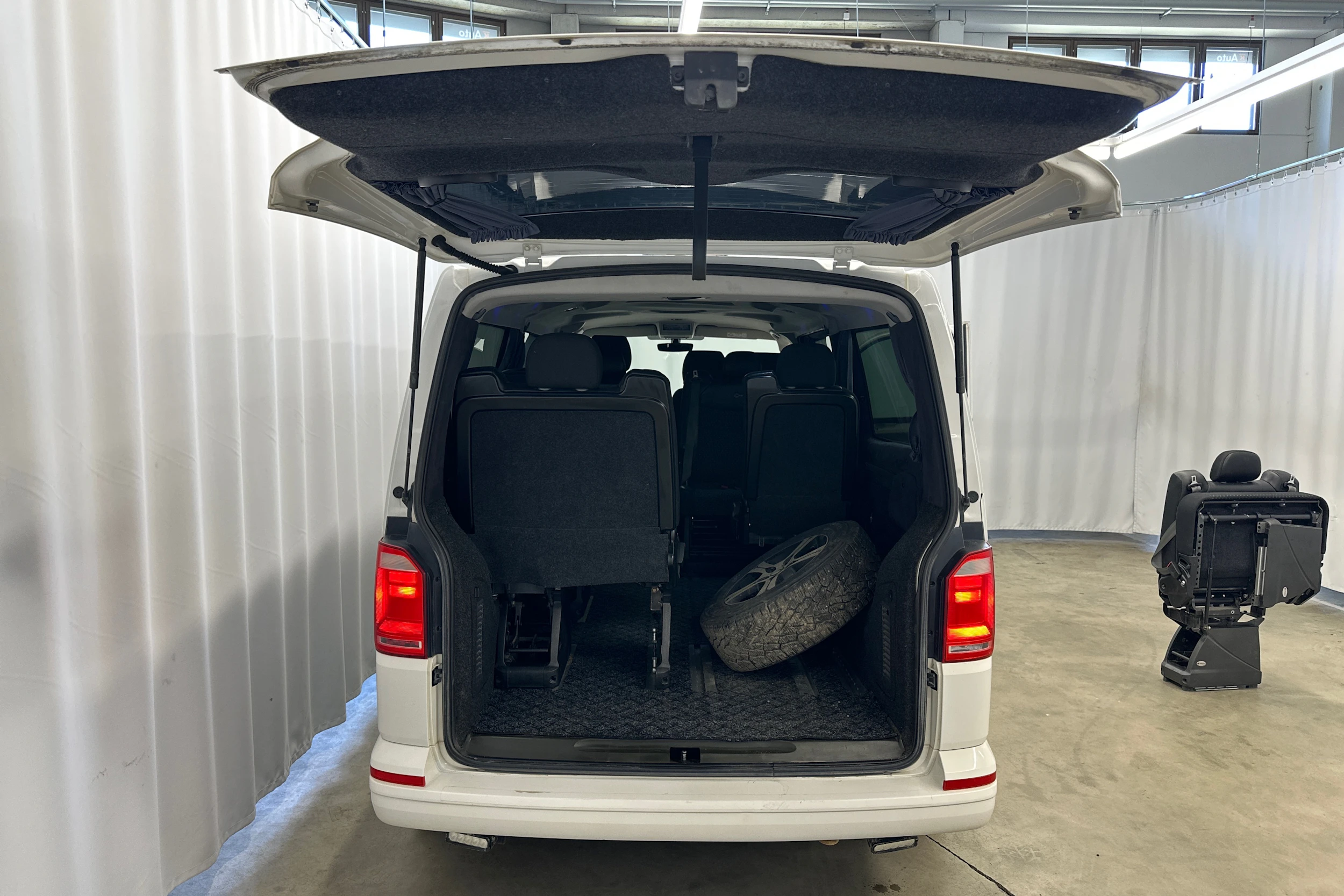 valkoinen Volkswagen Transporter 2016 kuva 23.