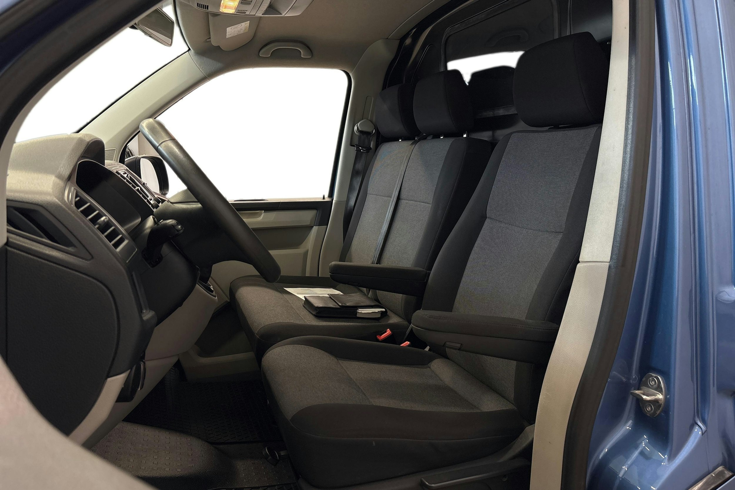sininen Volkswagen Transporter 2016 kuva 8.