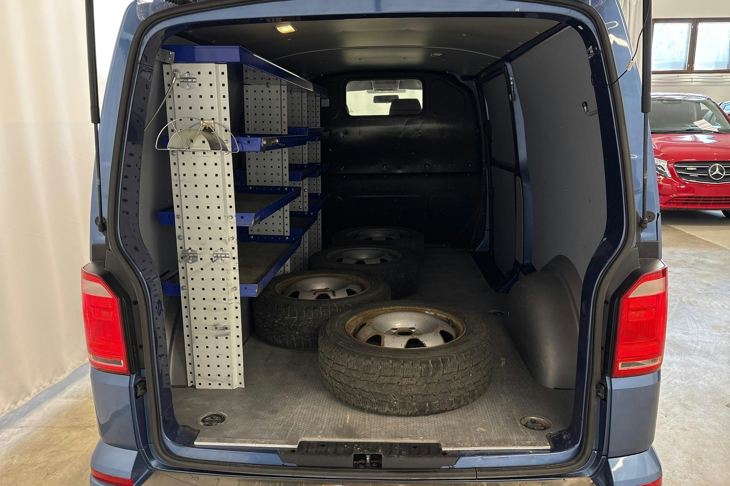 sininen Volkswagen Transporter 2016 kuva 9.