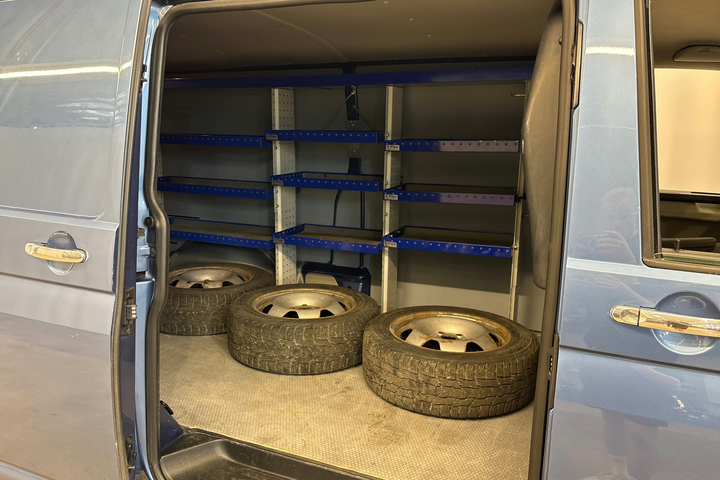 sininen Volkswagen Transporter 2016 kuva 10.