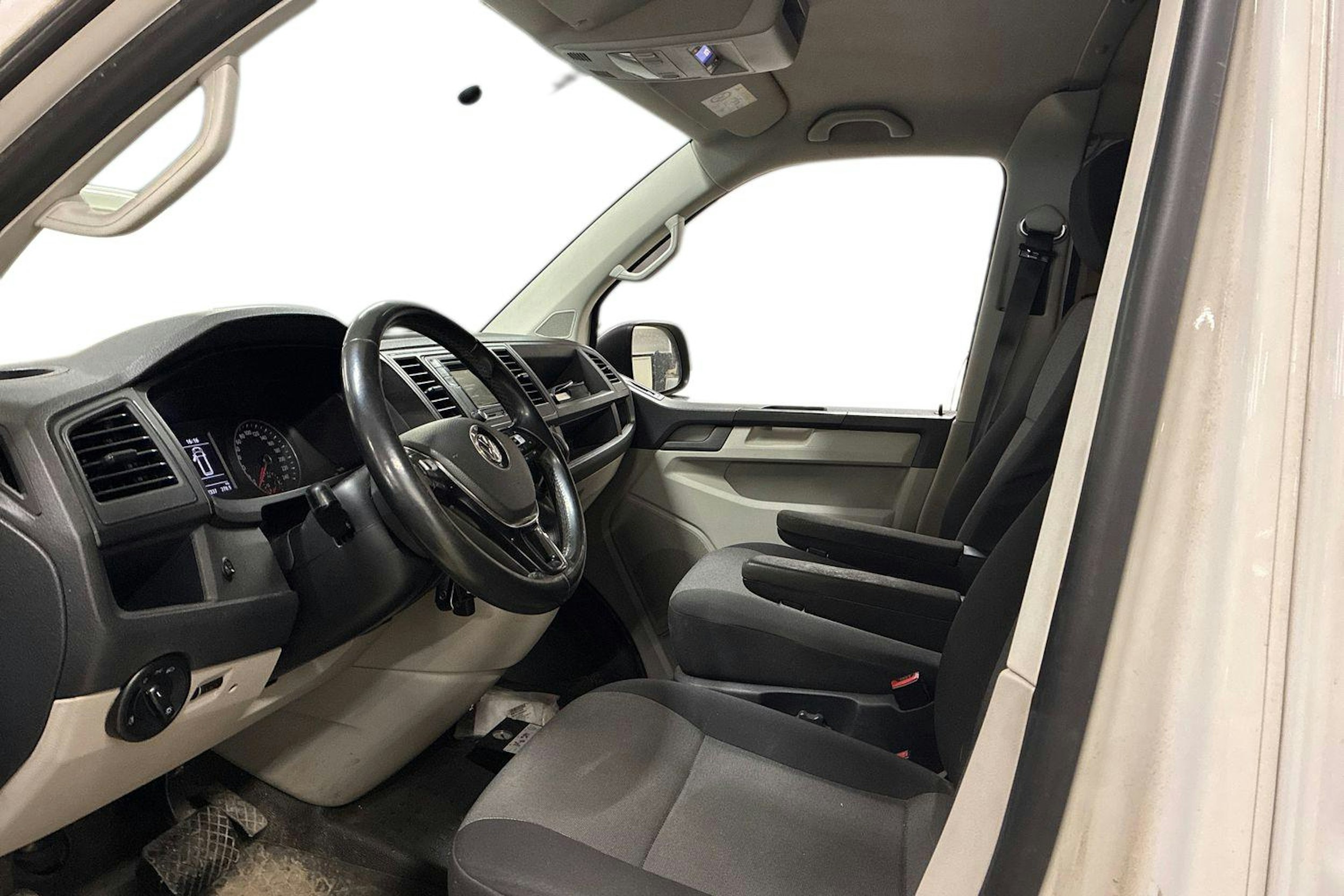 valkoinen Volkswagen Transporter 2016 kuva 3.