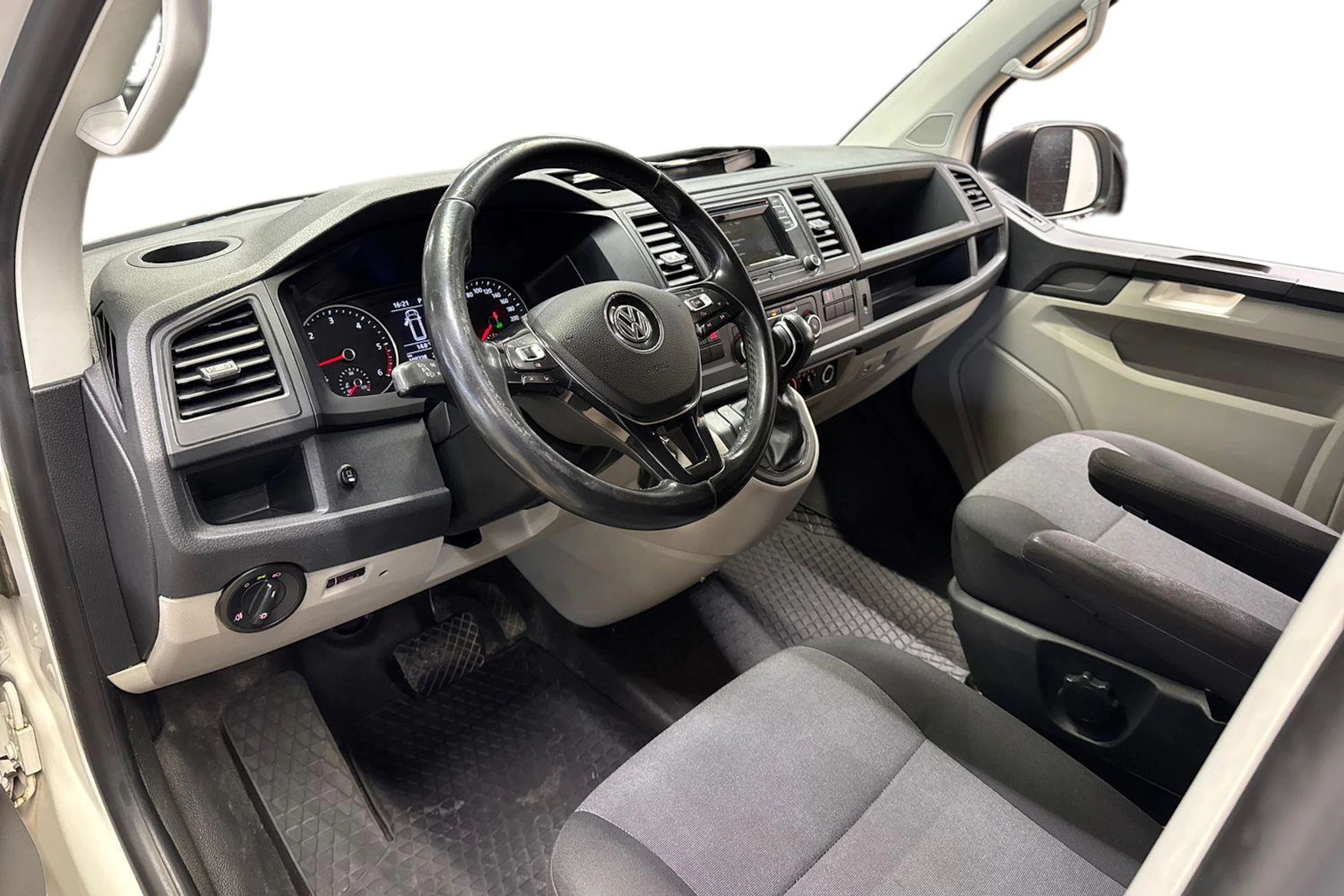 valkoinen Volkswagen Transporter 2017 kuva 6.