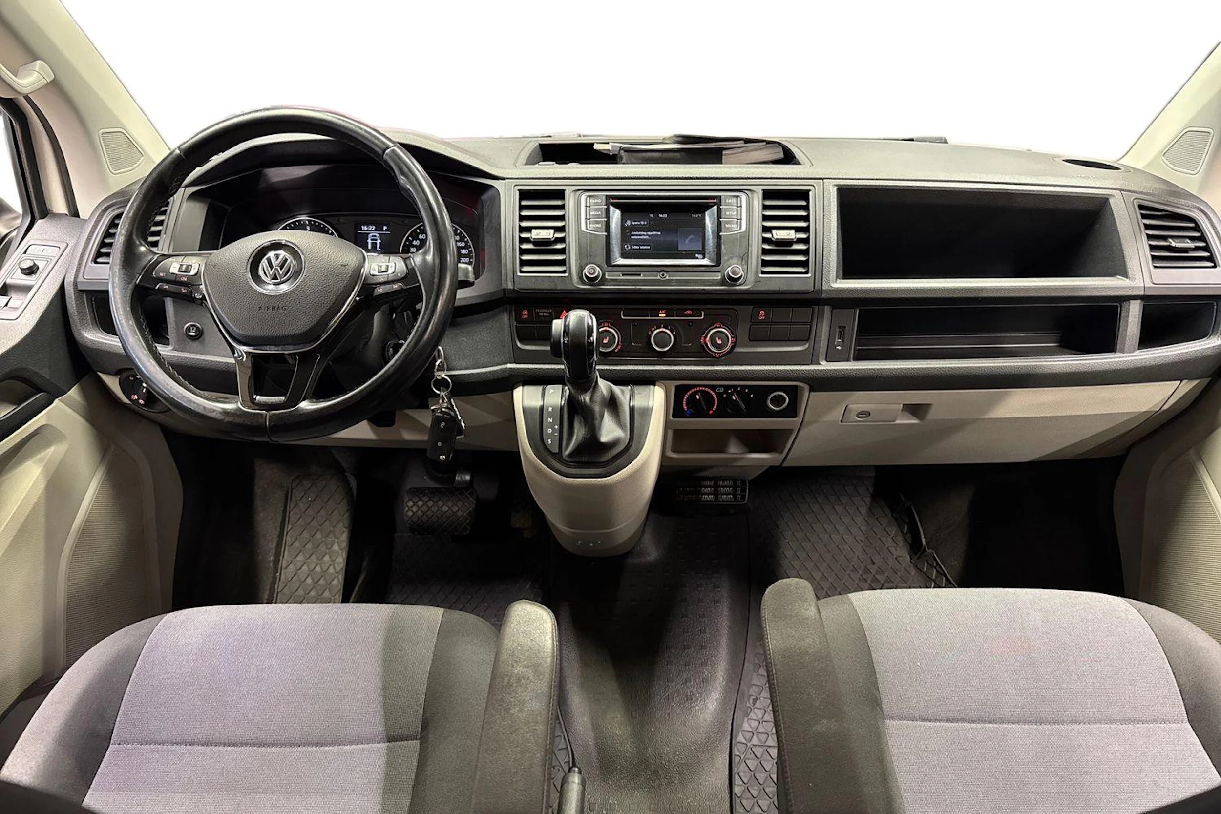 valkoinen Volkswagen Transporter 2017 kuva 7.