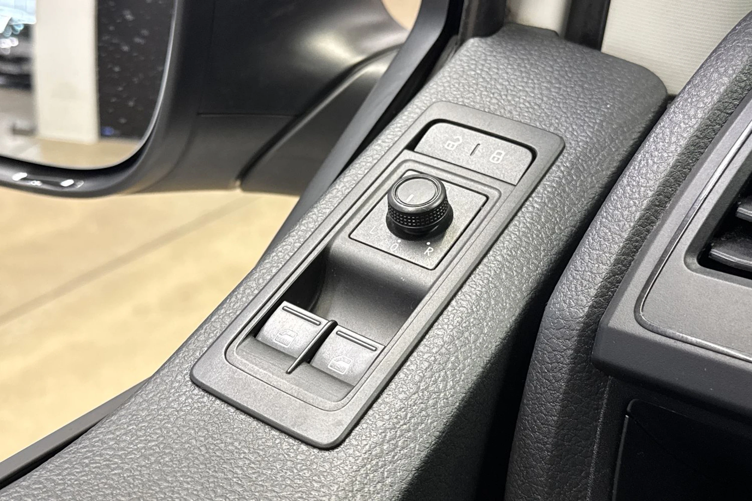 valkoinen Volkswagen Transporter 2017 kuva 10.