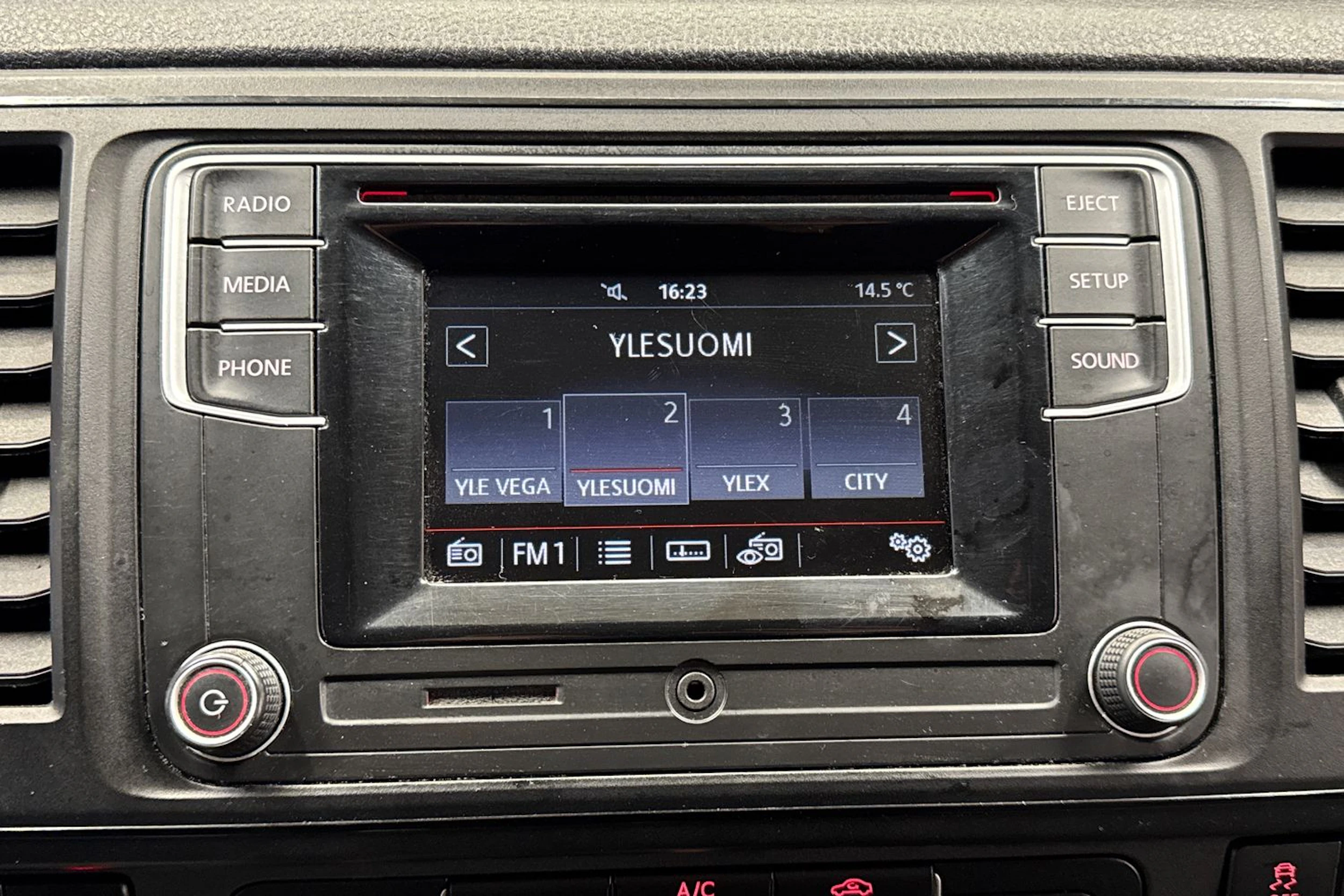 valkoinen Volkswagen Transporter 2017 kuva 15.