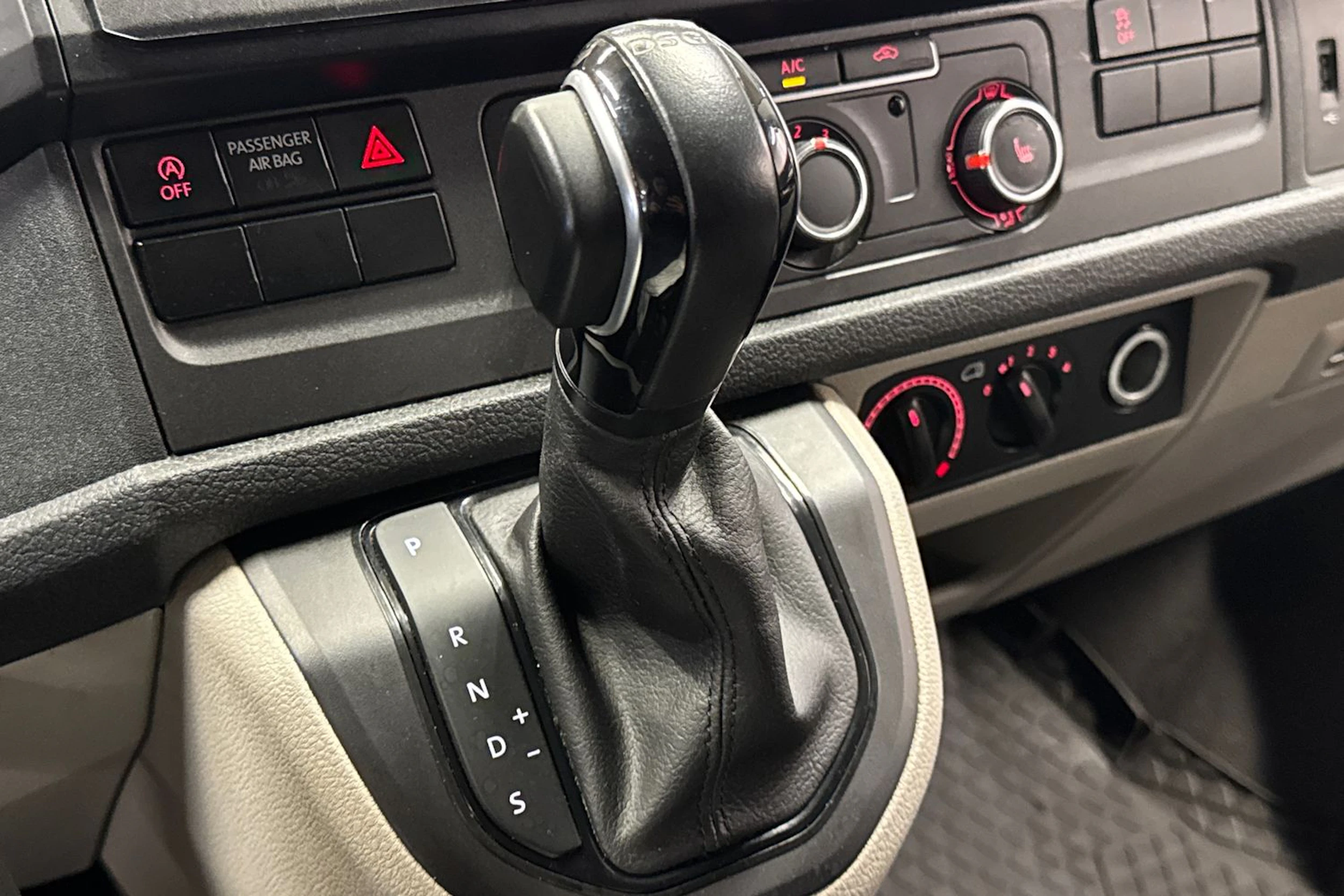 valkoinen Volkswagen Transporter 2017 kuva 16.