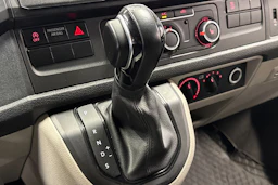 valkoinen Volkswagen Transporter 2017 kuva 16.