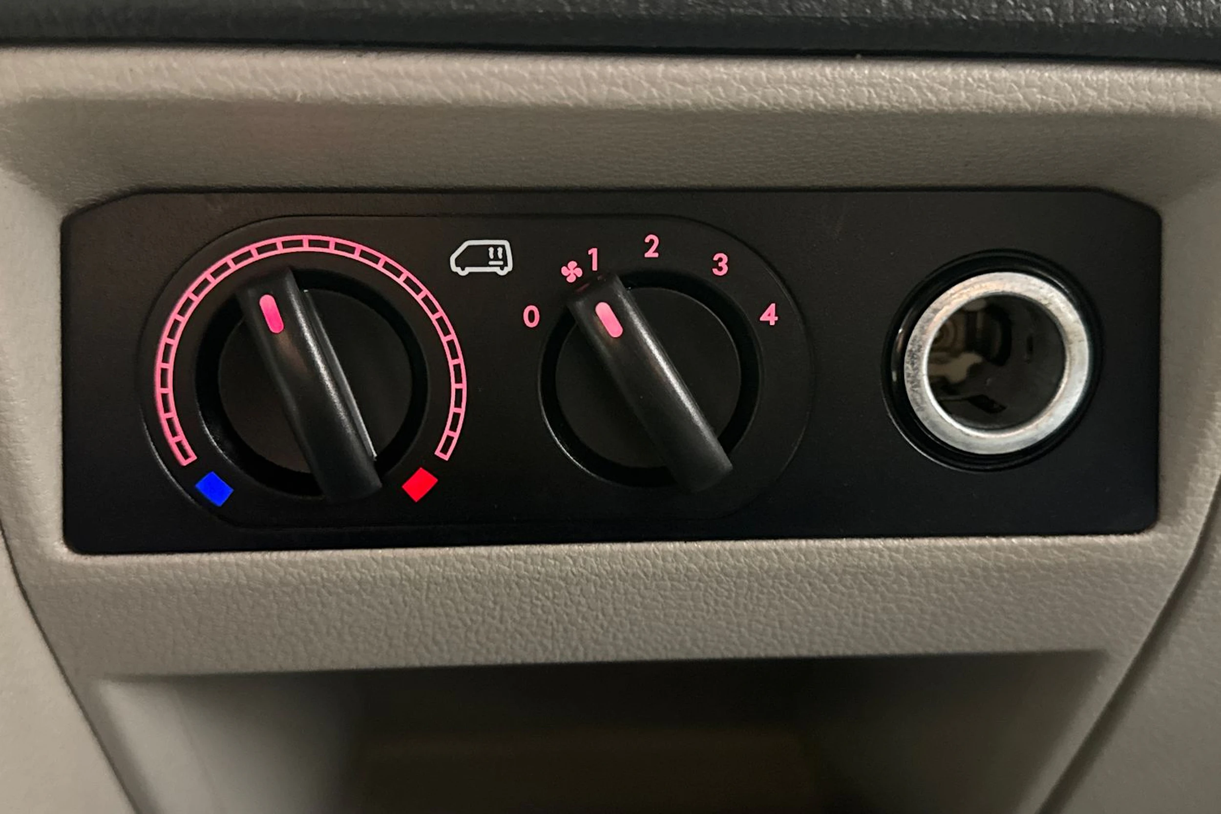 valkoinen Volkswagen Transporter 2017 kuva 18.