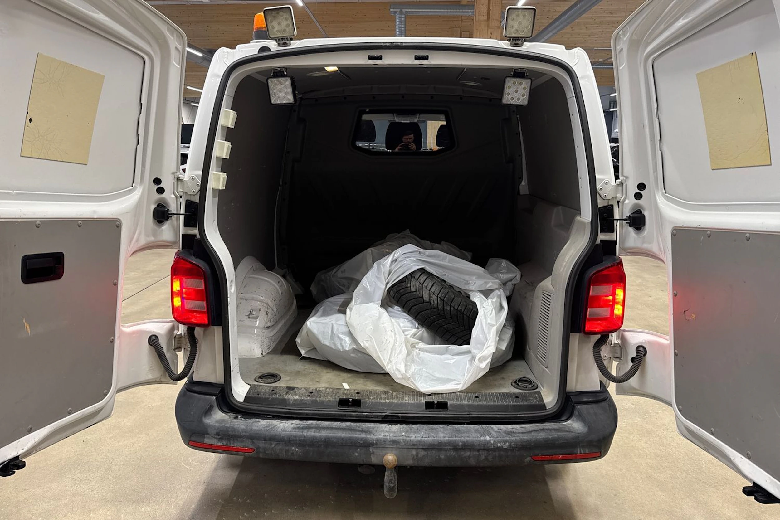 valkoinen Volkswagen Transporter 2017 kuva 21.