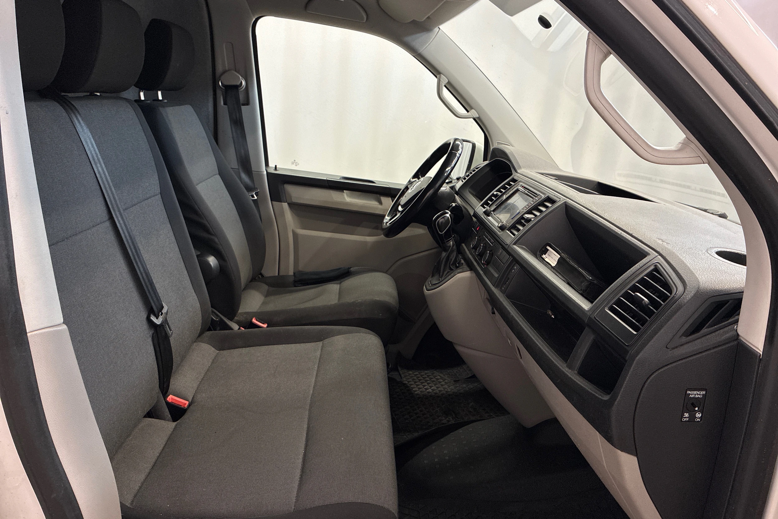 valkoinen Volkswagen Transporter 2016 kuva 4.