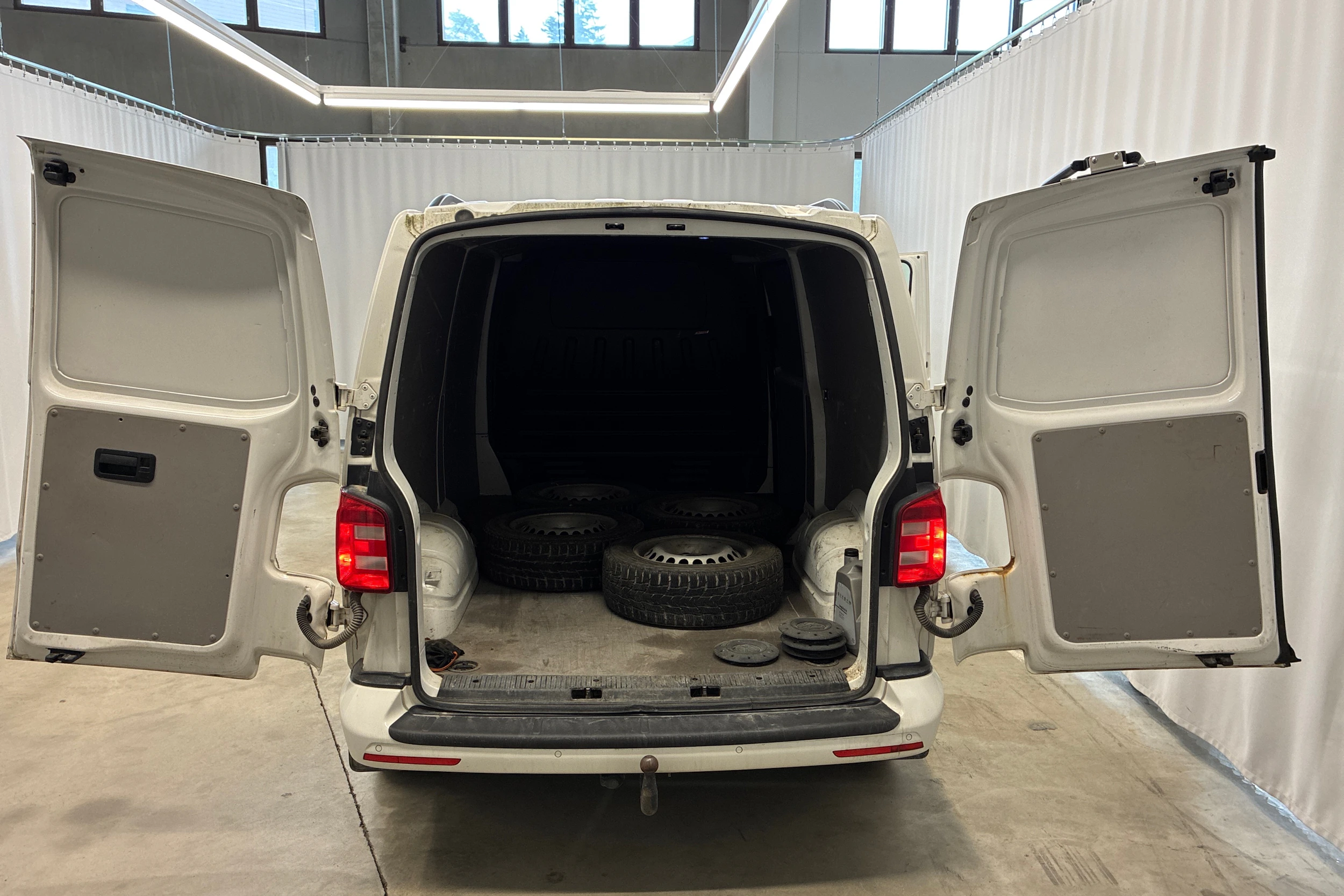 valkoinen Volkswagen Transporter 2016 kuva 5.