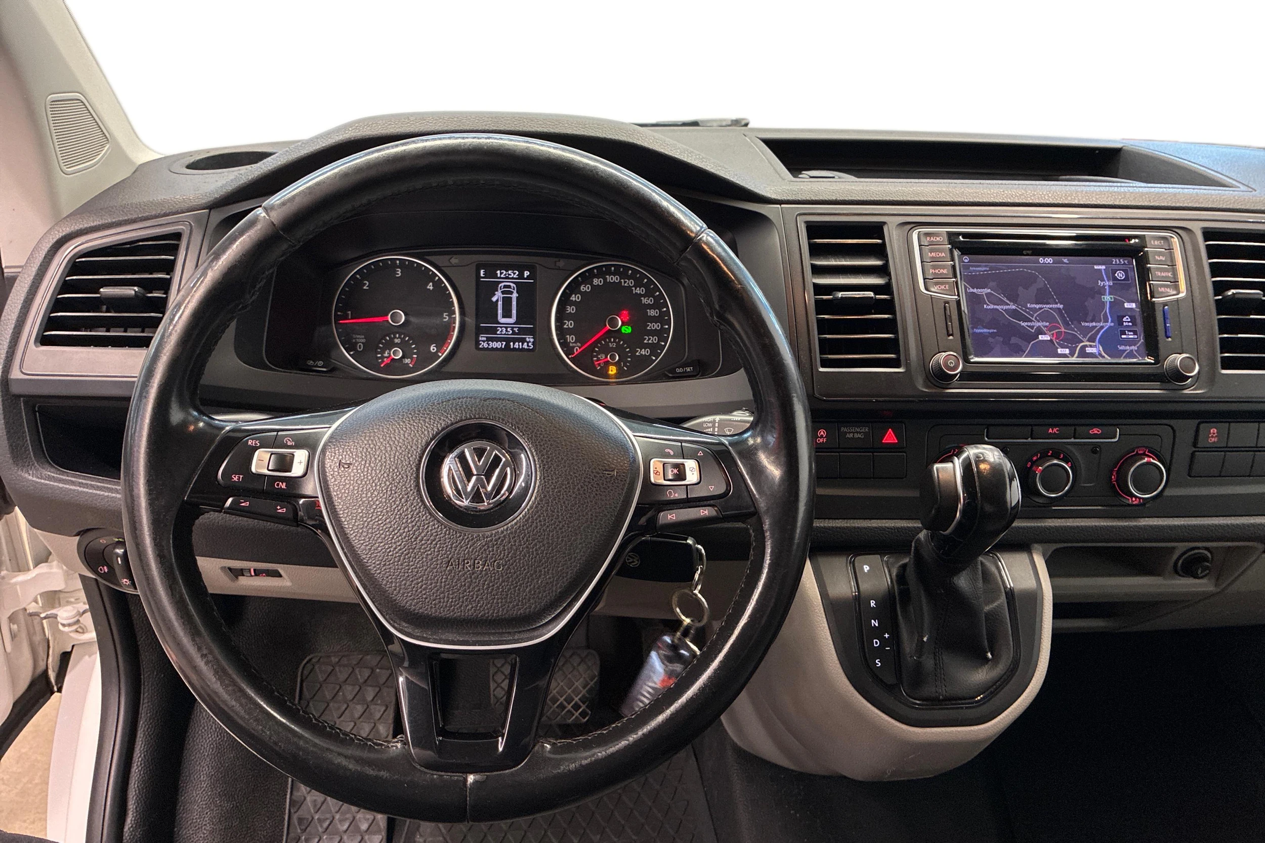 valkoinen Volkswagen Transporter 2016 kuva 8.