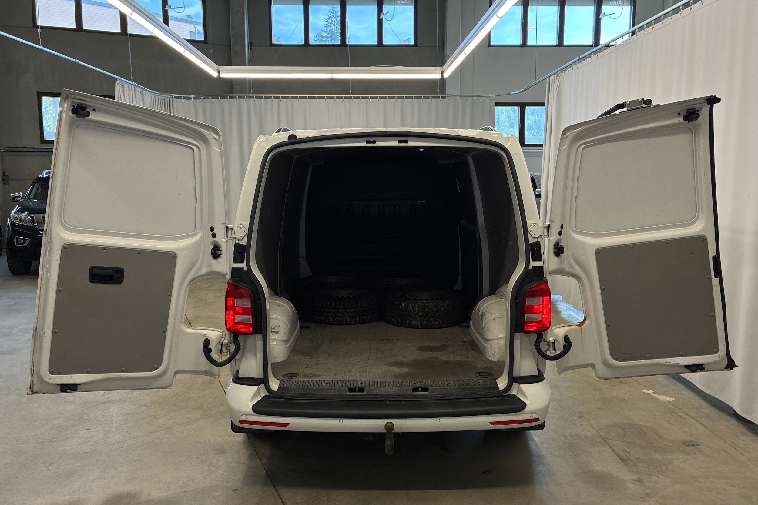 valkoinen Volkswagen Transporter 2016 kuva 13.