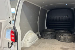 valkoinen Volkswagen Transporter 2016 kuva 14.