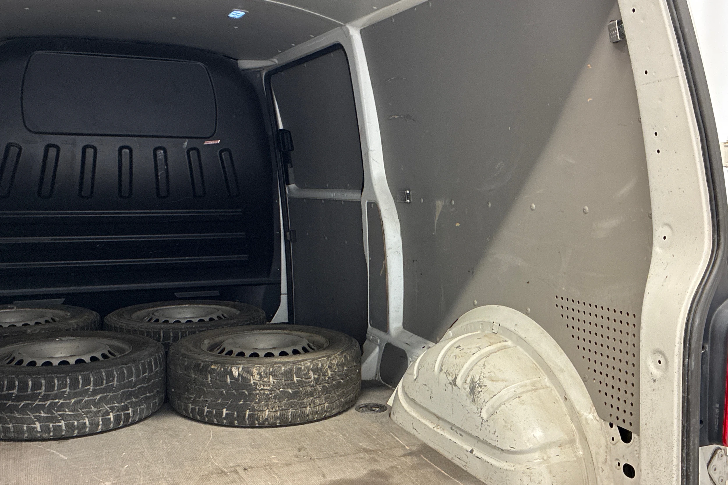 valkoinen Volkswagen Transporter 2016 kuva 15.