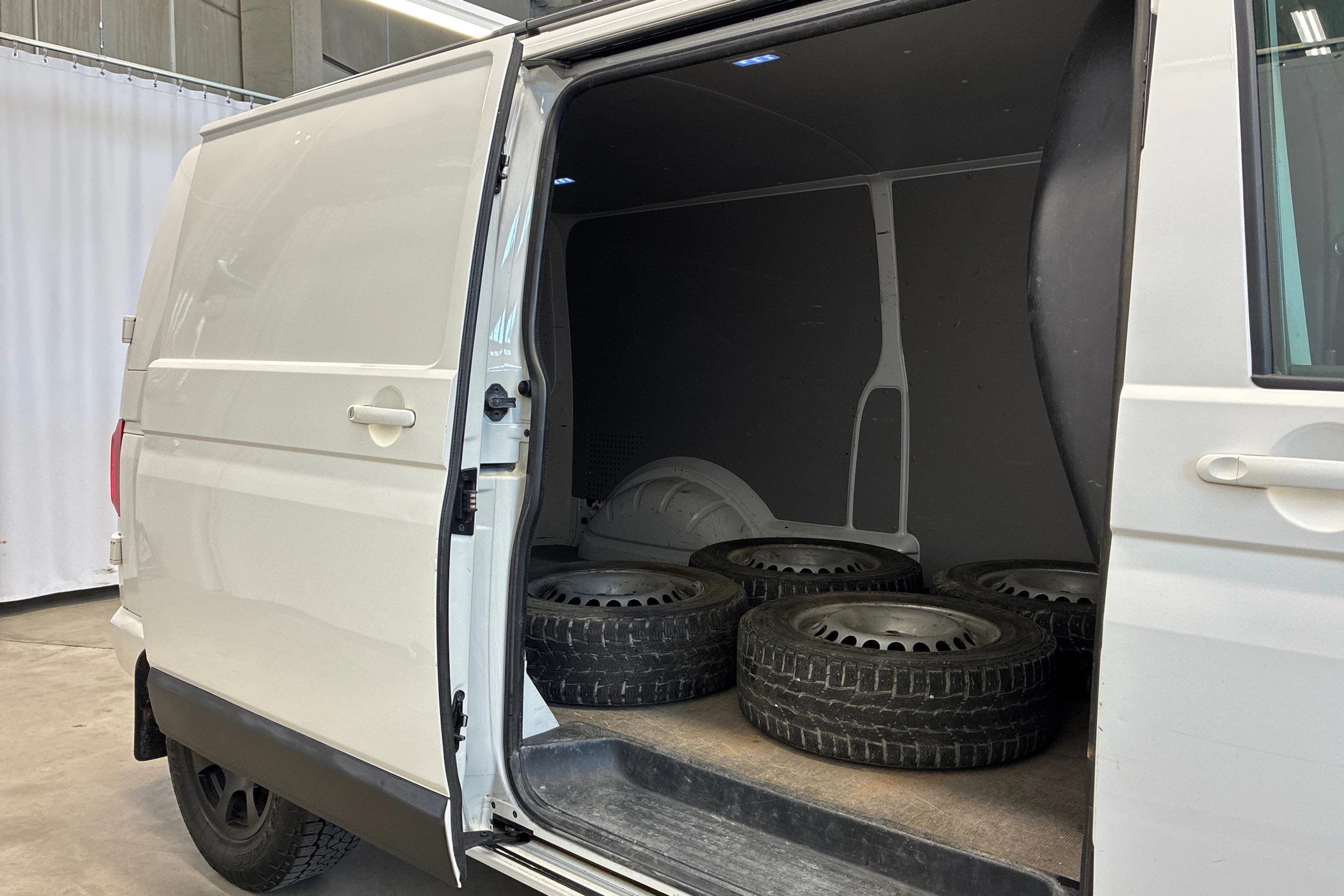 valkoinen Volkswagen Transporter 2016 kuva 16.