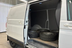 valkoinen Volkswagen Transporter 2016 kuva 16.