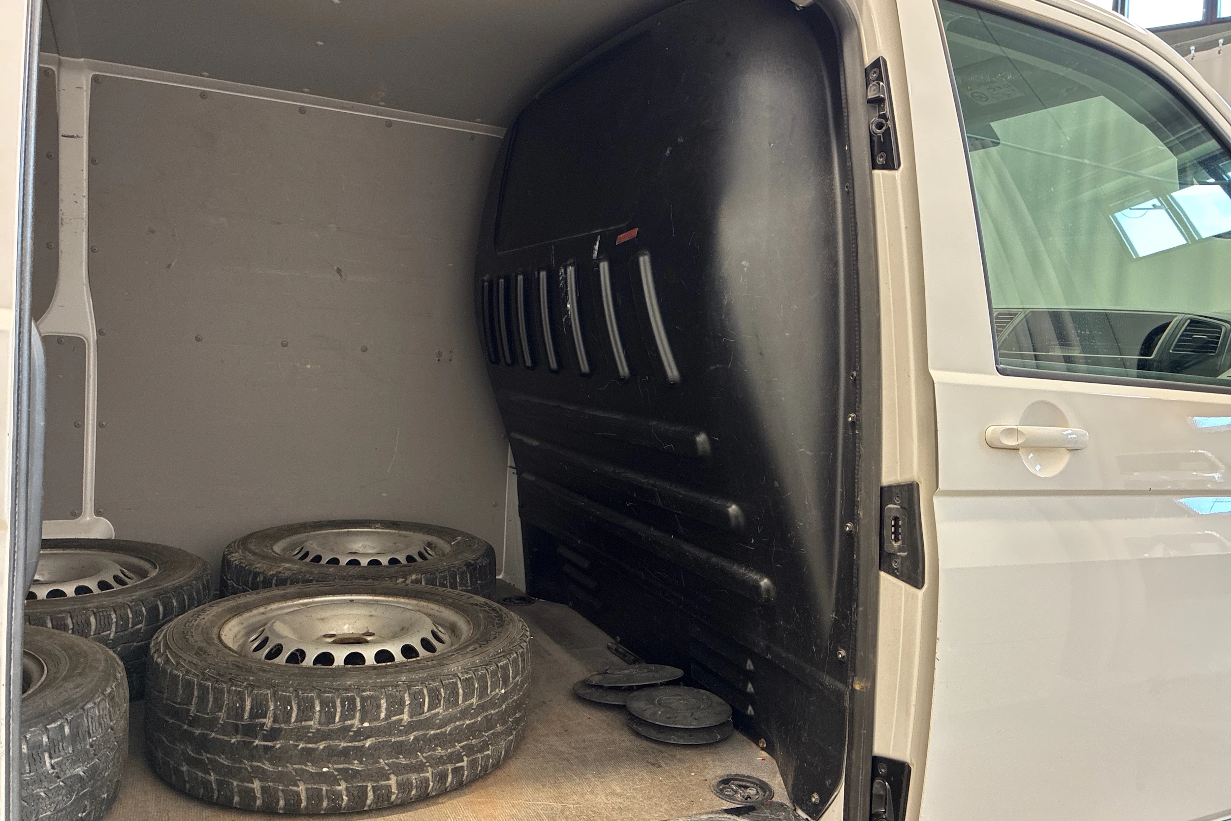 valkoinen Volkswagen Transporter 2016 kuva 17.