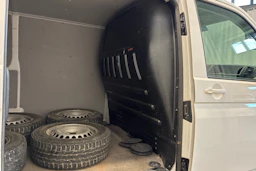 valkoinen Volkswagen Transporter 2016 kuva 17.
