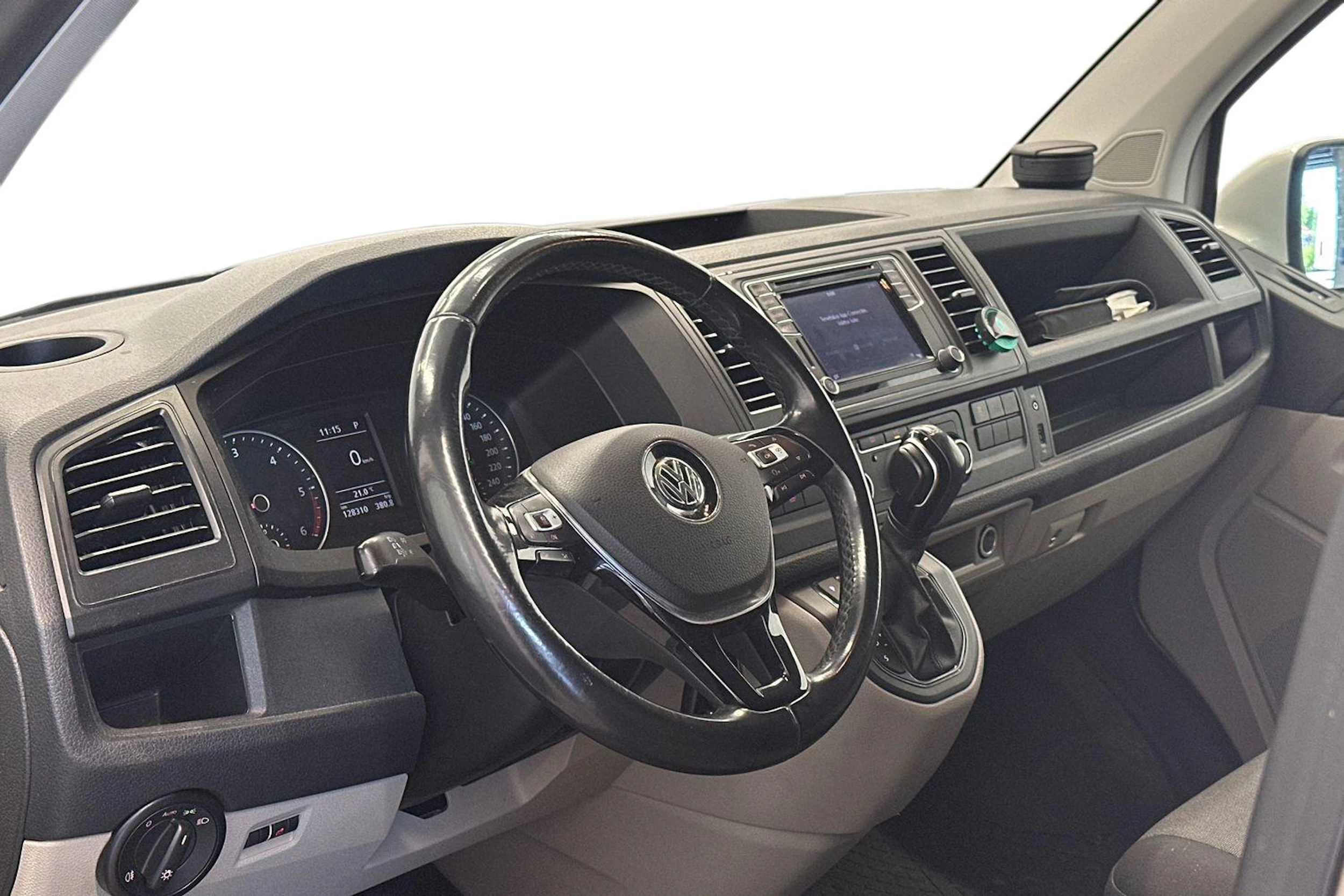valkoinen Volkswagen Transporter 2016 kuva 3.