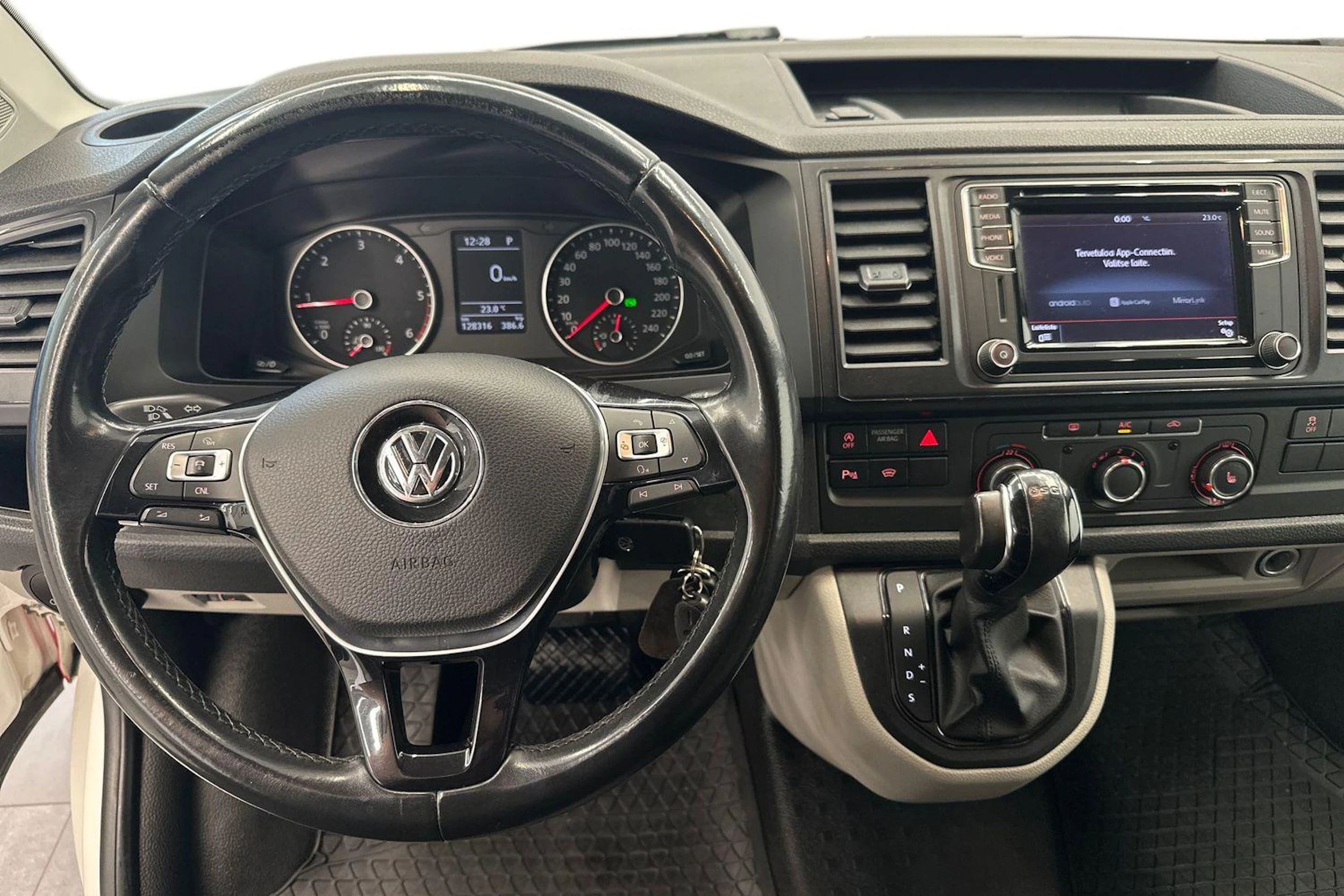 valkoinen Volkswagen Transporter 2016 kuva 7.