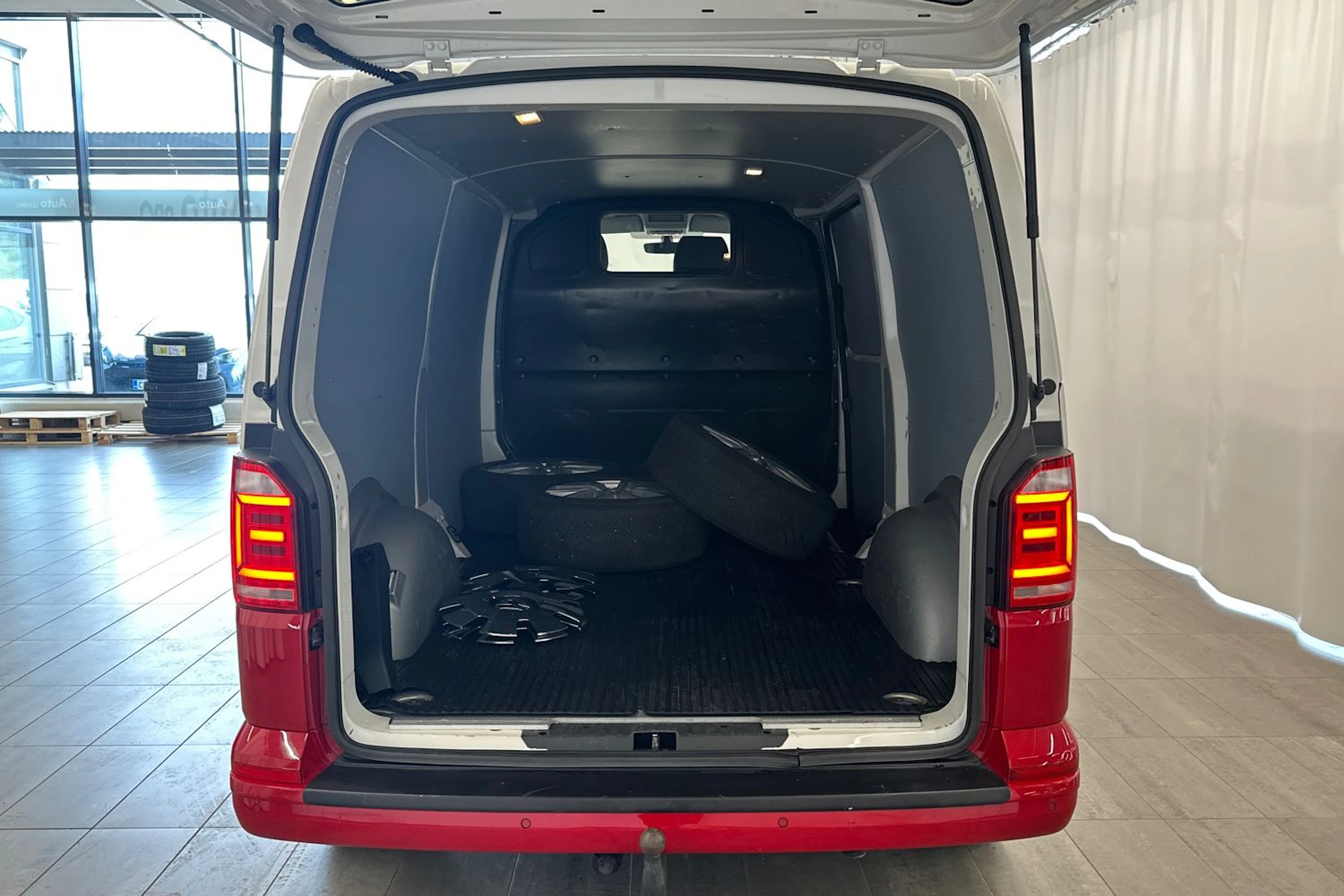 valkoinen Volkswagen Transporter 2016 kuva 10.