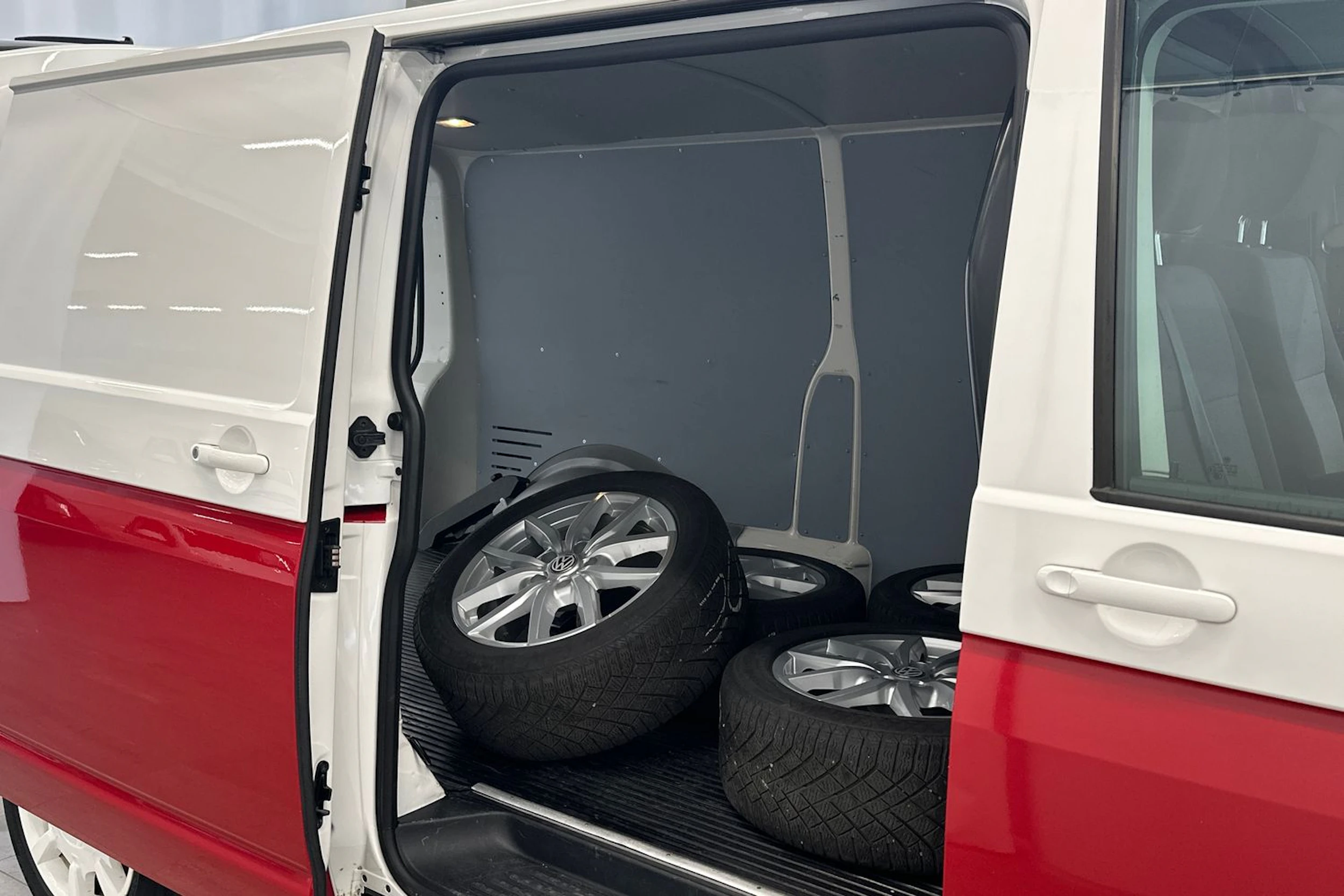 valkoinen Volkswagen Transporter 2016 kuva 11.