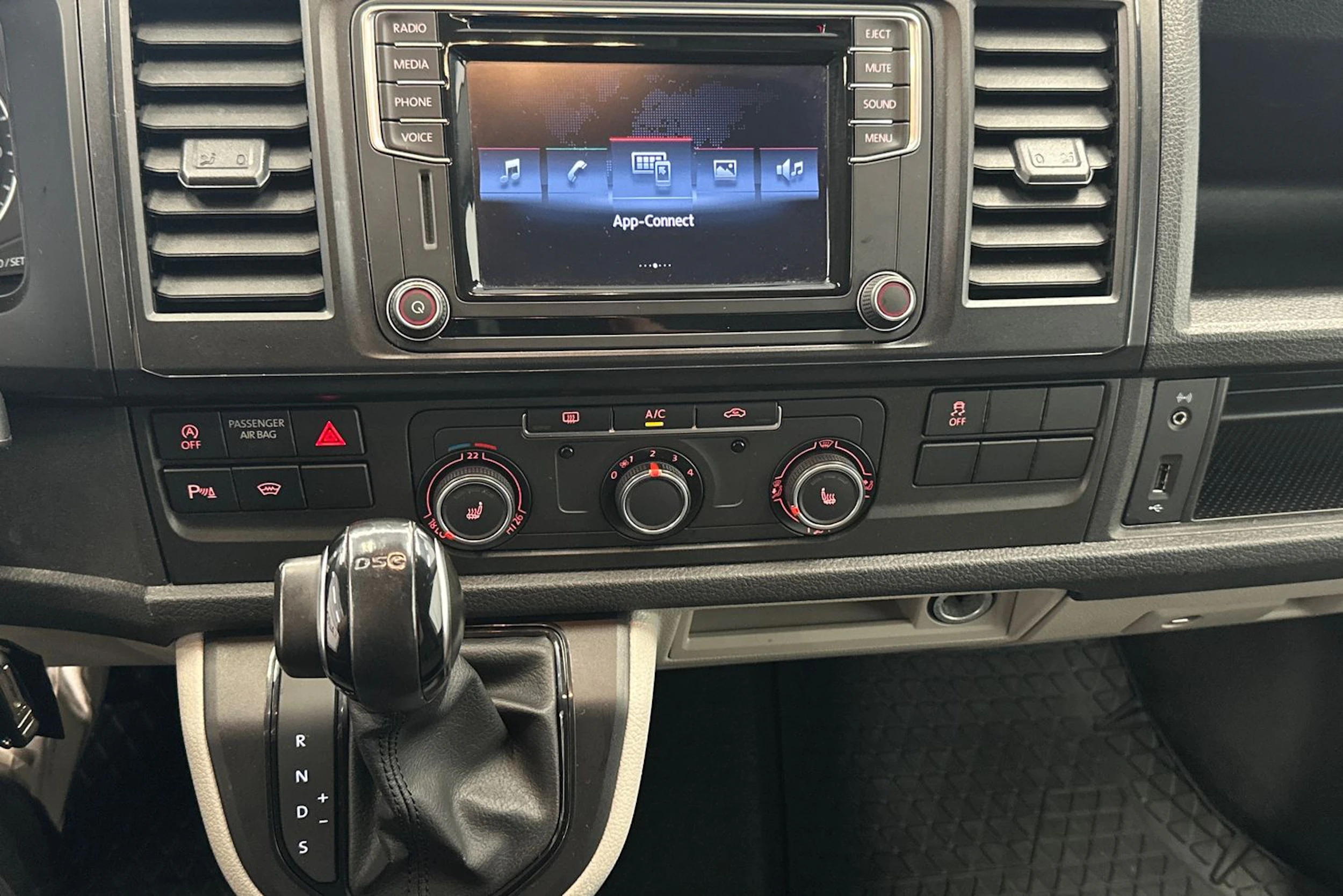 valkoinen Volkswagen Transporter 2016 kuva 14.