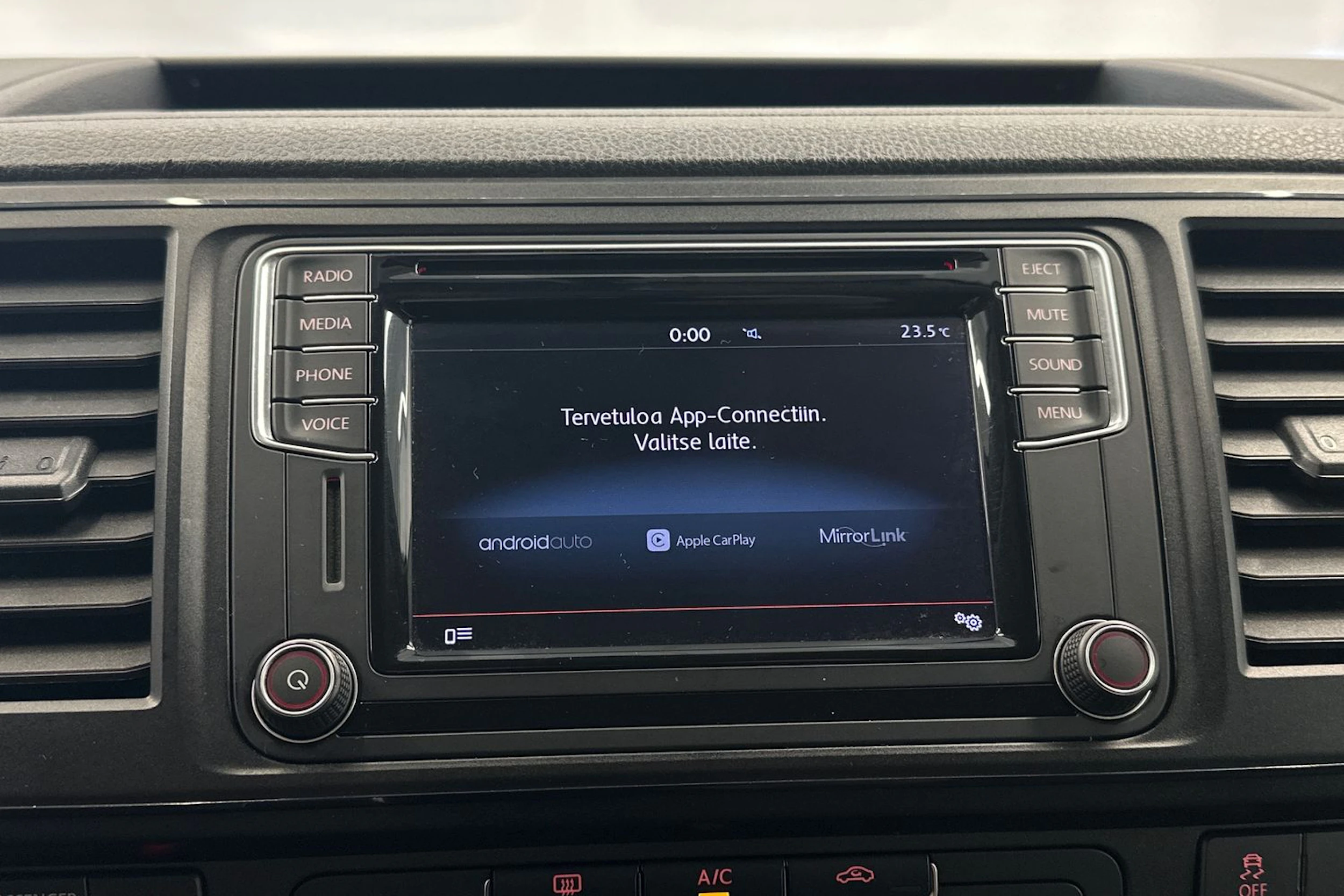 valkoinen Volkswagen Transporter 2016 kuva 18.