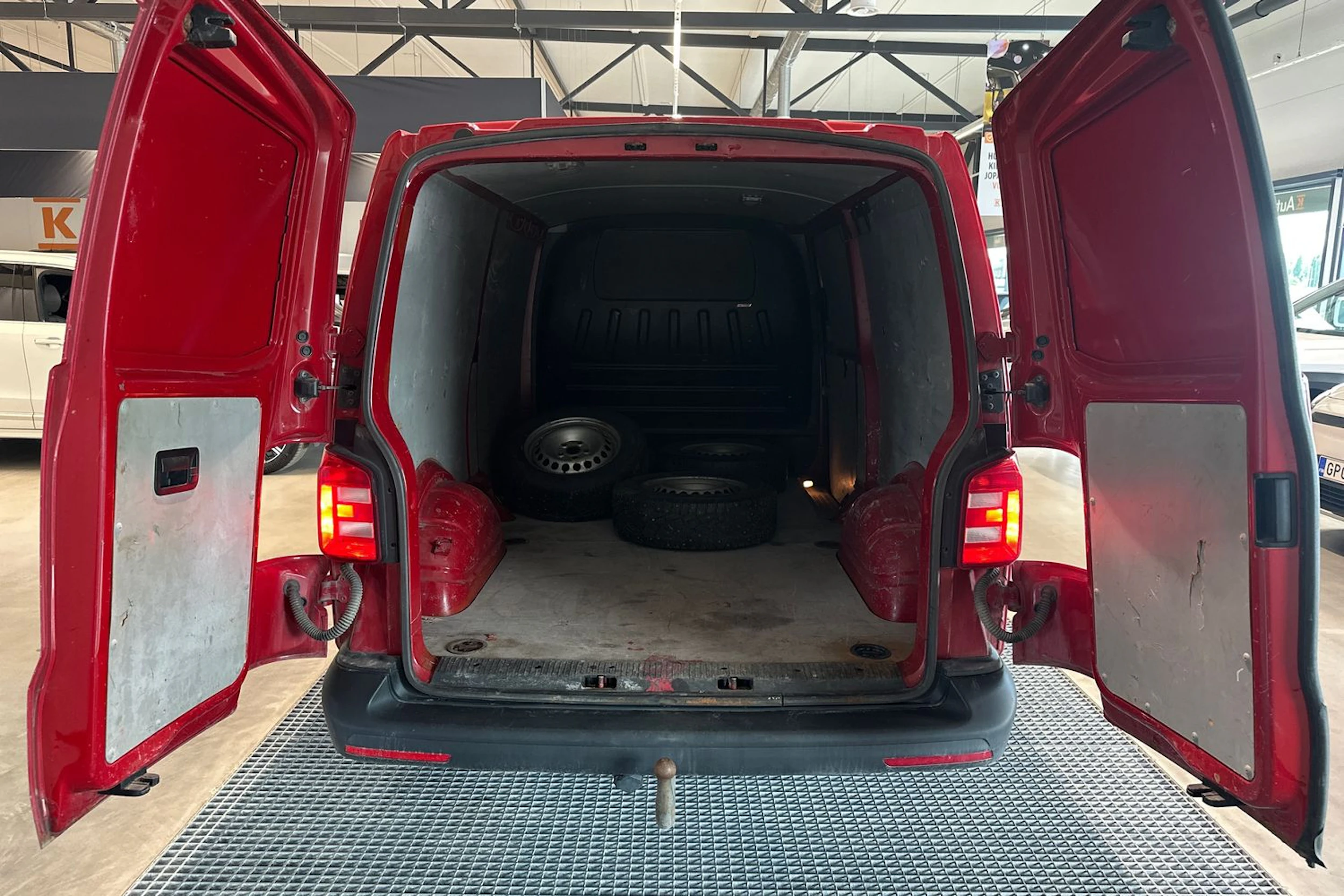 punainen Volkswagen Transporter 2016 kuva 5.