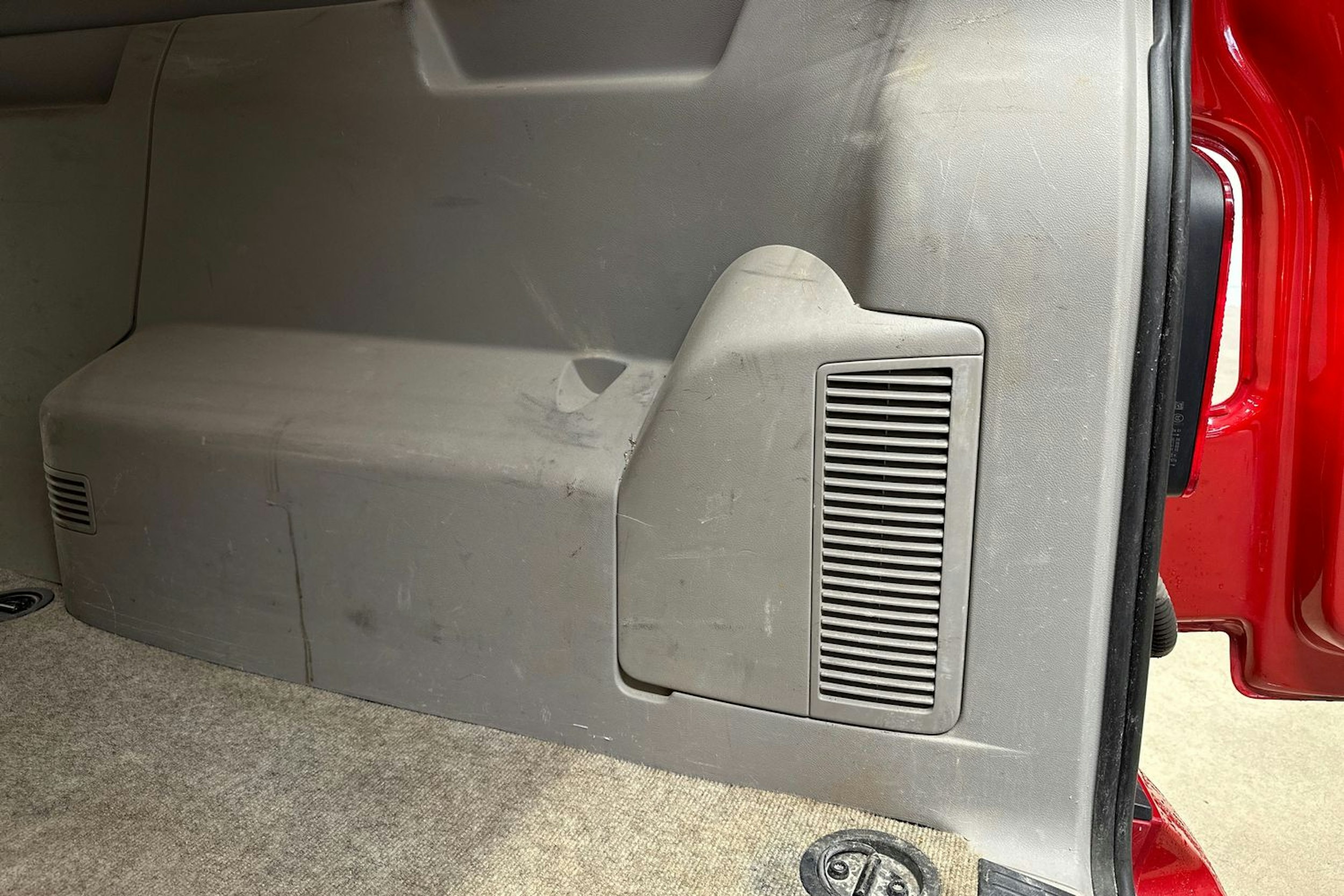 punainen Volkswagen Transporter 2016 kuva 14.