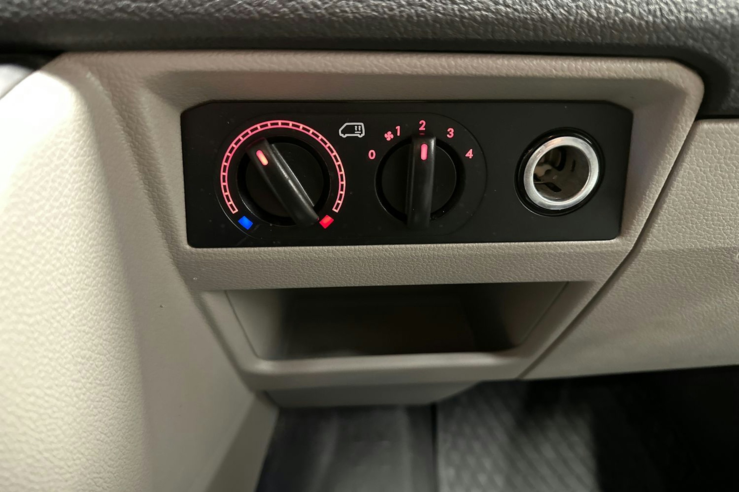 punainen Volkswagen Transporter 2016 kuva 21.