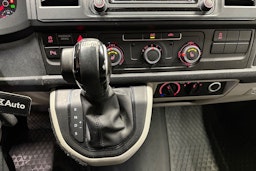 punainen Volkswagen Transporter 2016 kuva 22.