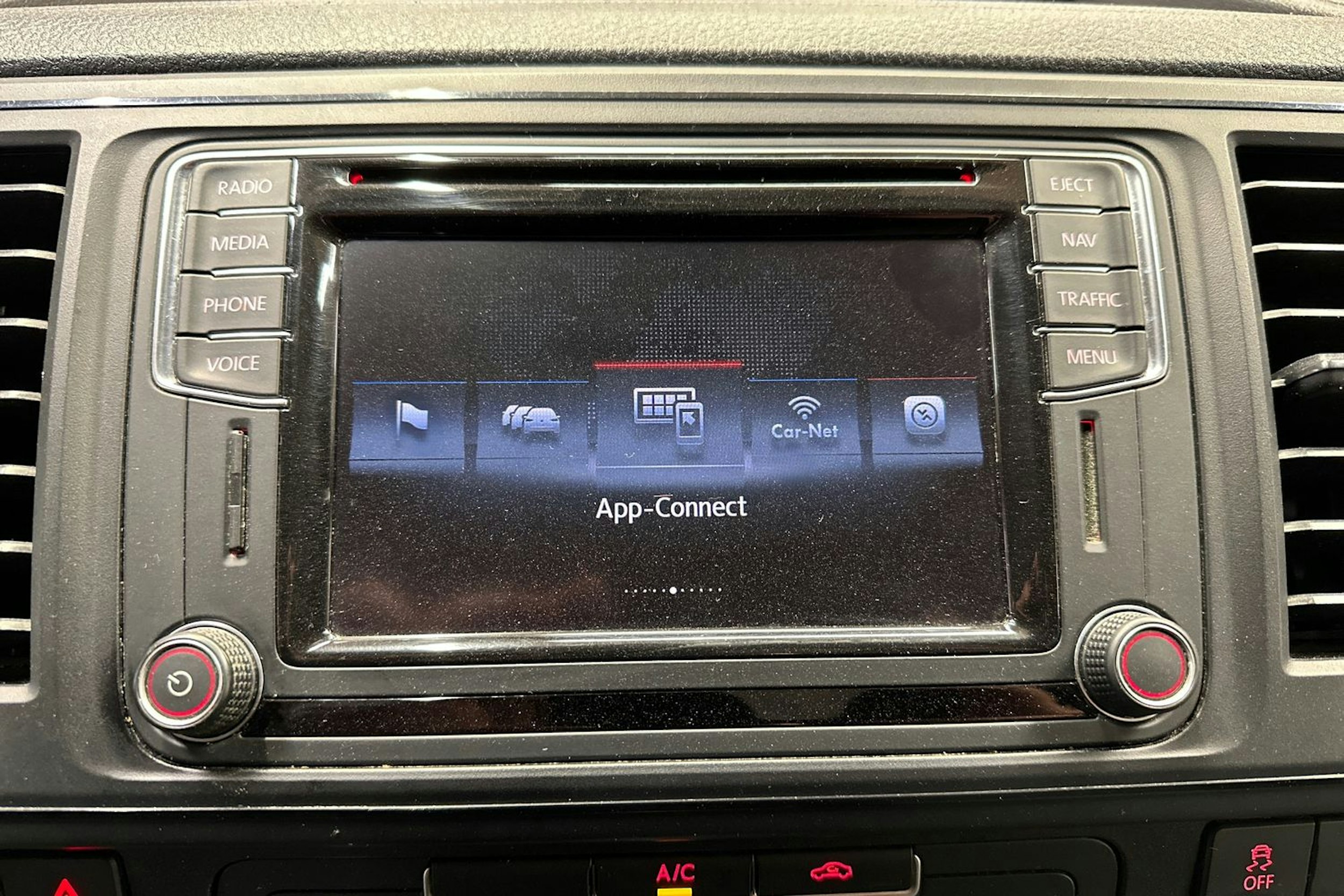 punainen Volkswagen Transporter 2016 kuva 24.