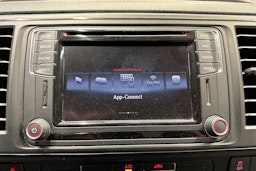 punainen Volkswagen Transporter 2016 kuva 24.