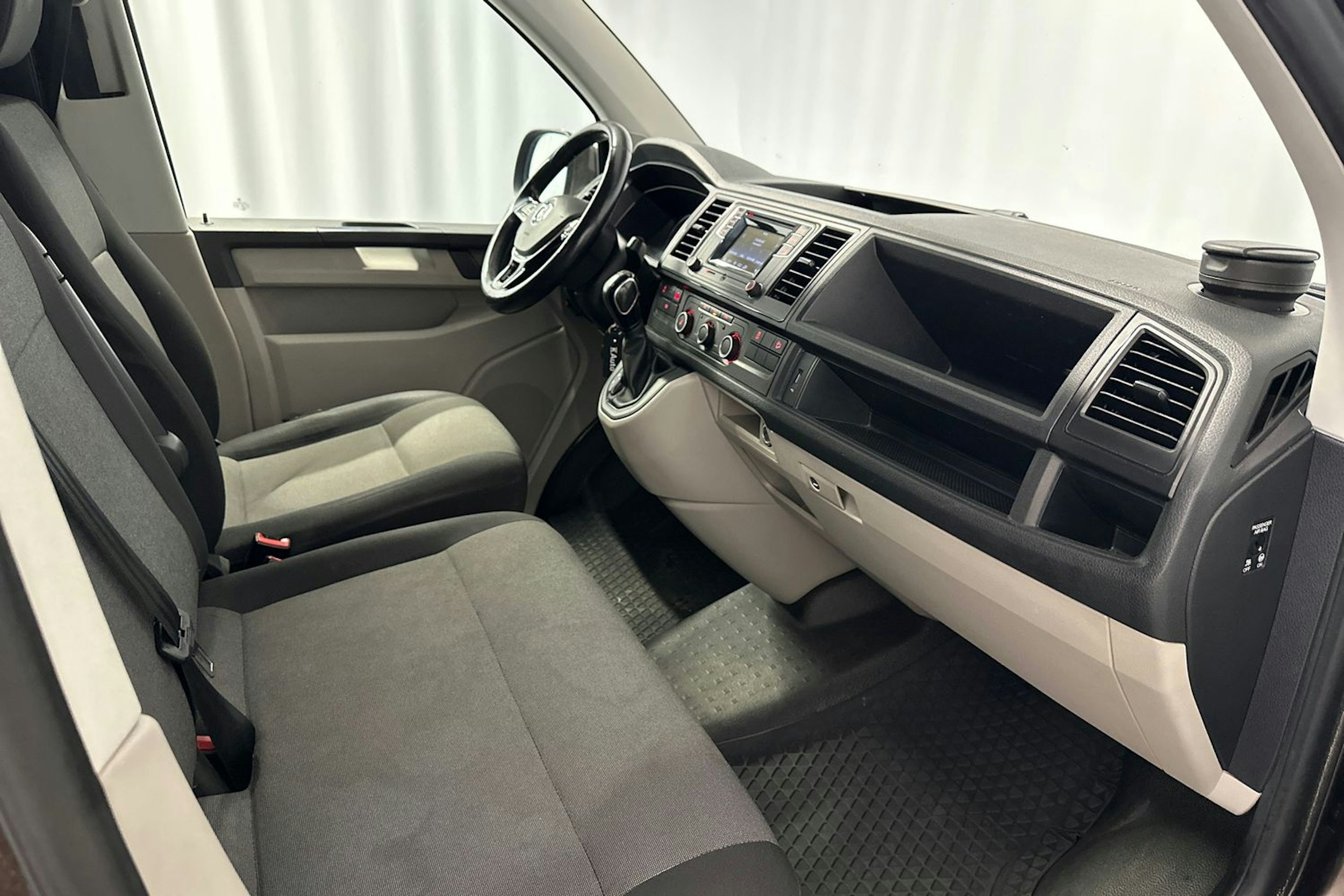 ruskea (beige) Volkswagen Transporter 2016 kuva 15.