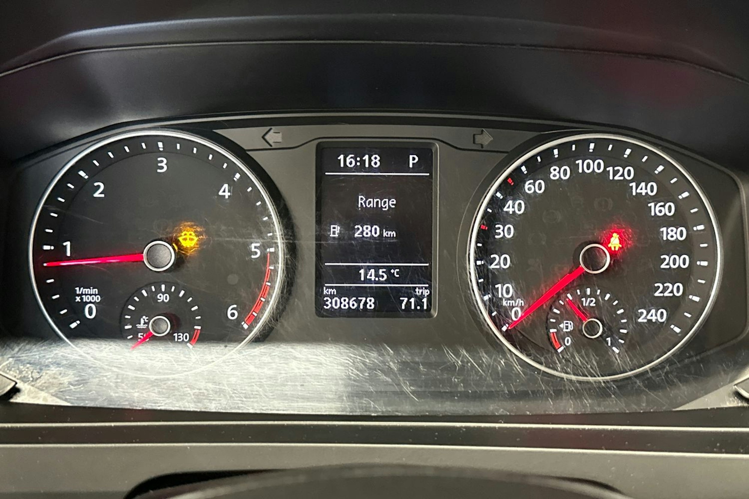 ruskea (beige) Volkswagen Transporter 2016 kuva 16.