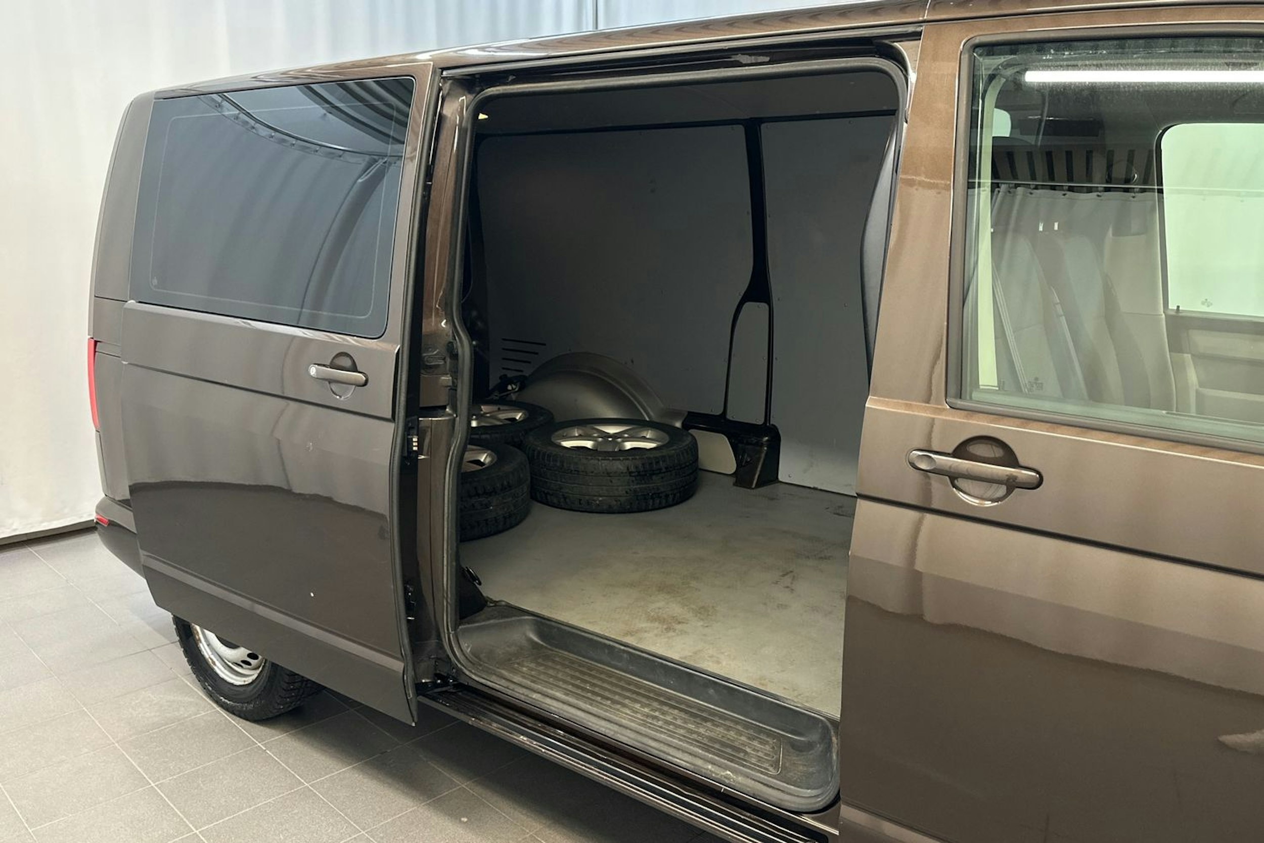 ruskea (beige) Volkswagen Transporter 2016 kuva 28.