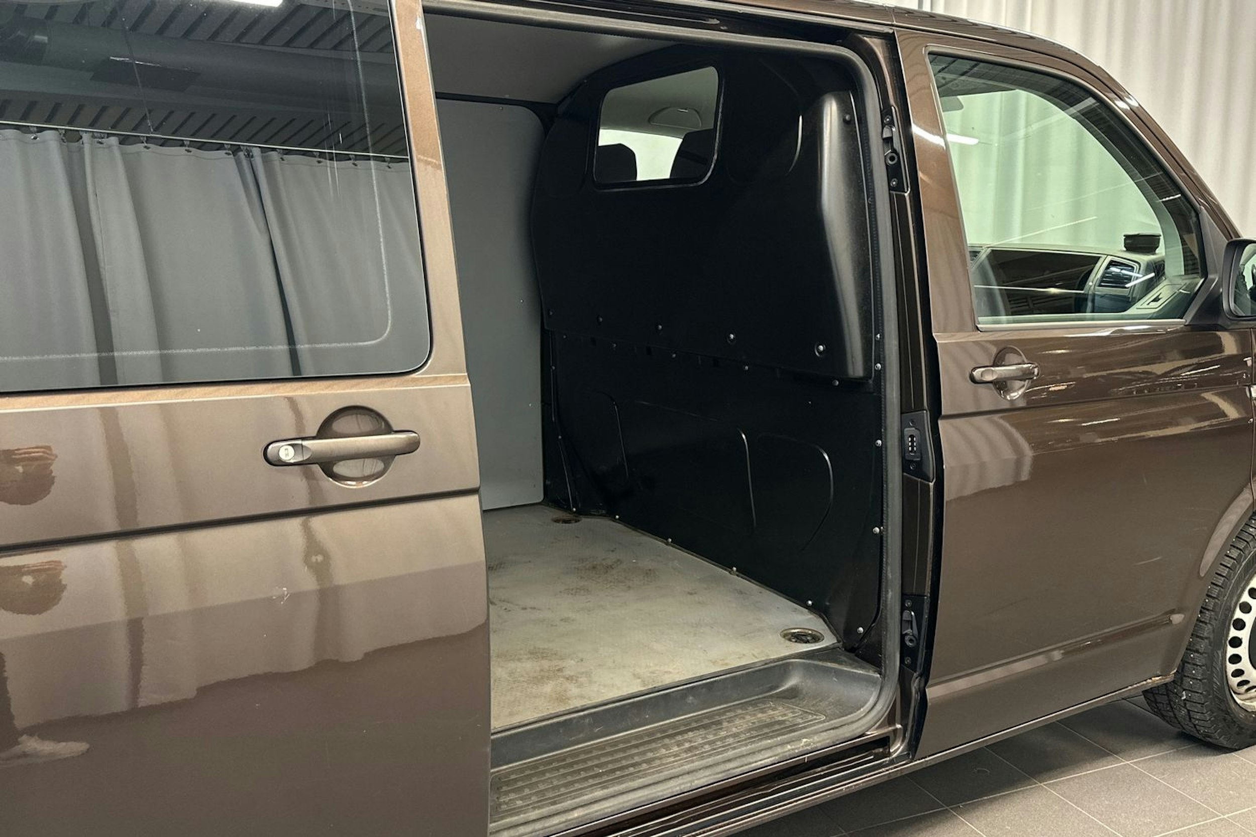 ruskea (beige) Volkswagen Transporter 2016 kuva 29.