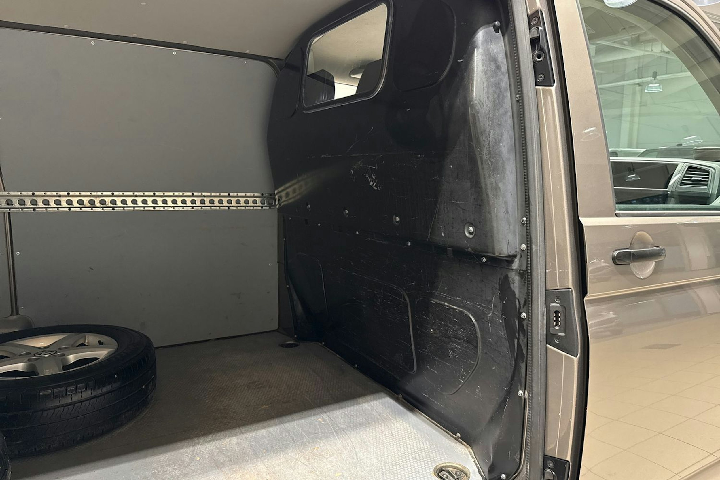 Ruskea (beige) Volkswagen TRANSPORTER 2016 kuva 11.