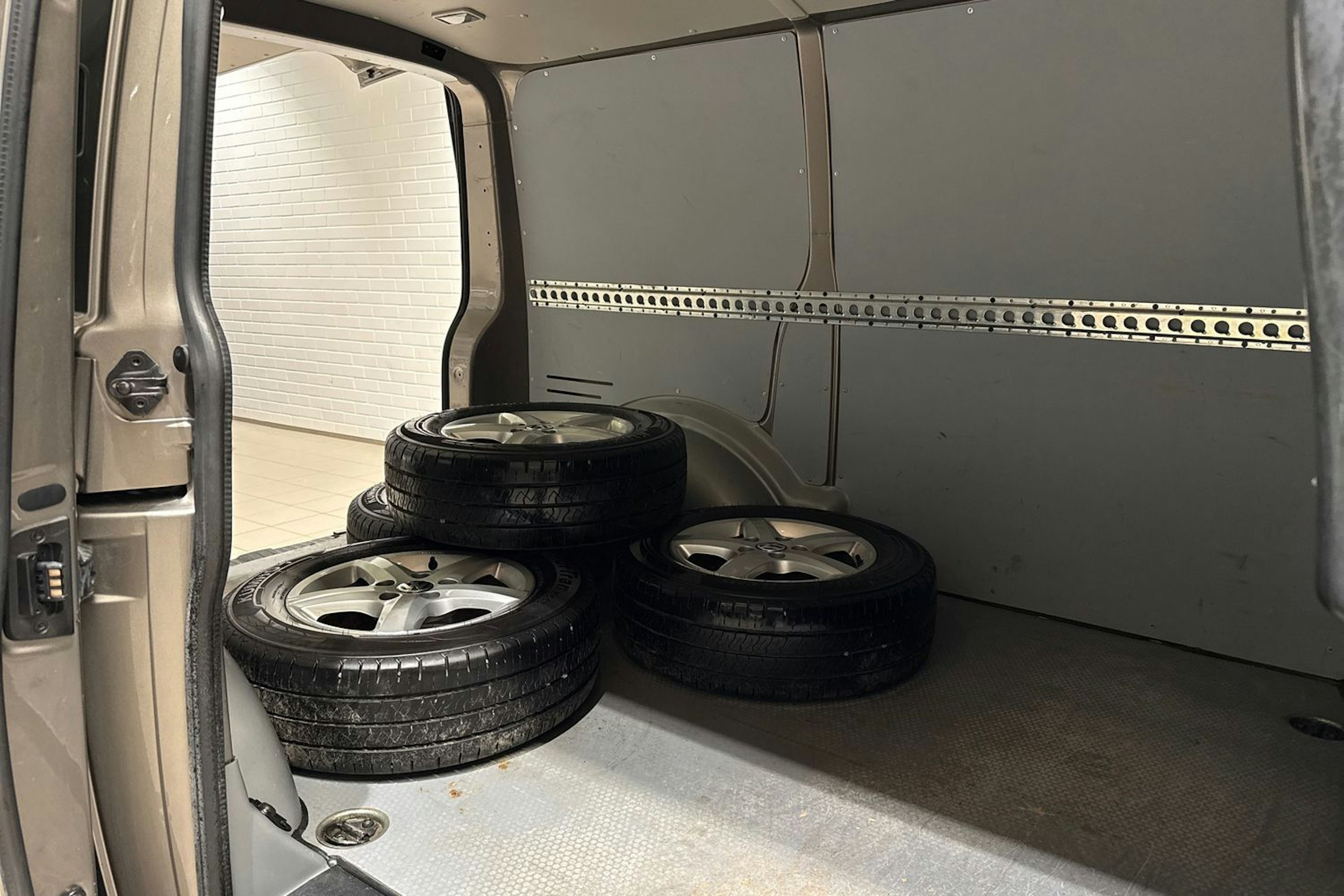 Ruskea (beige) Volkswagen TRANSPORTER 2016 kuva 12.