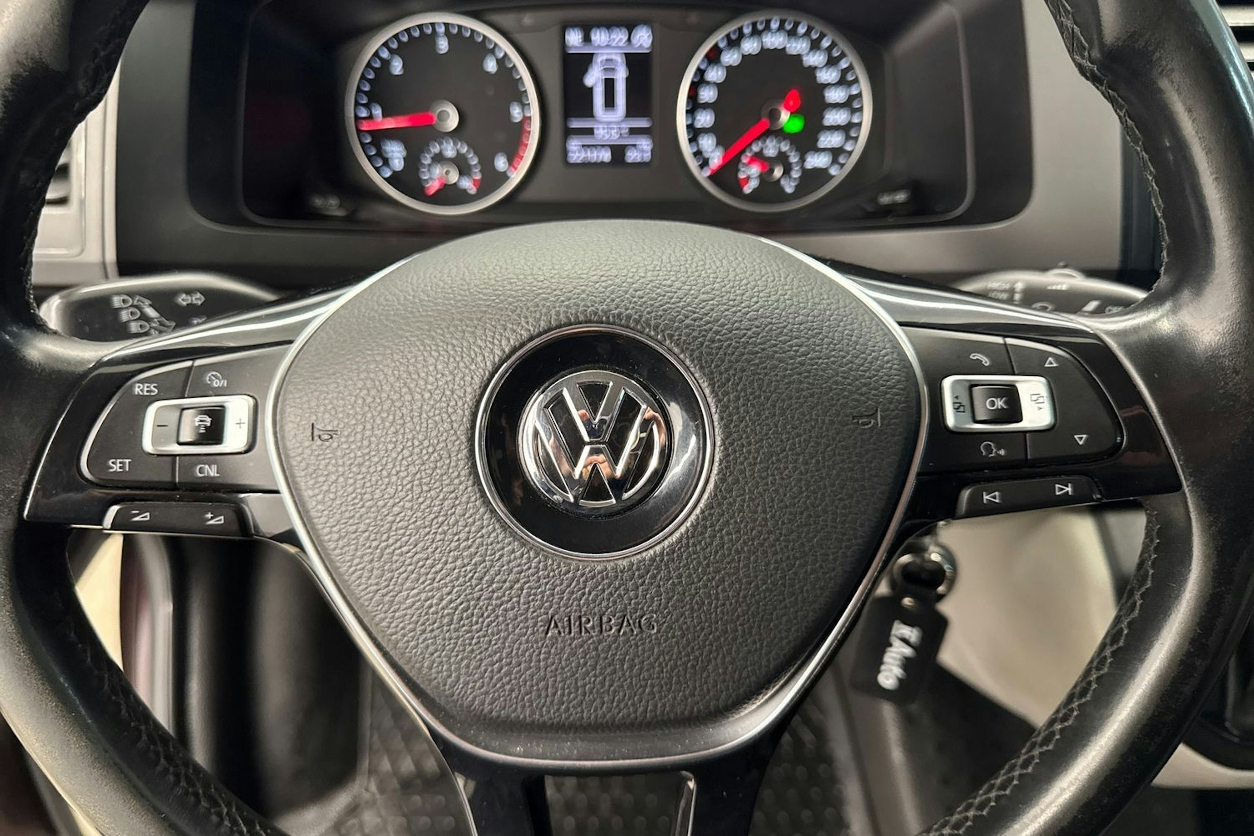 violetti Volkswagen Transporter 2016 kuva 17.
