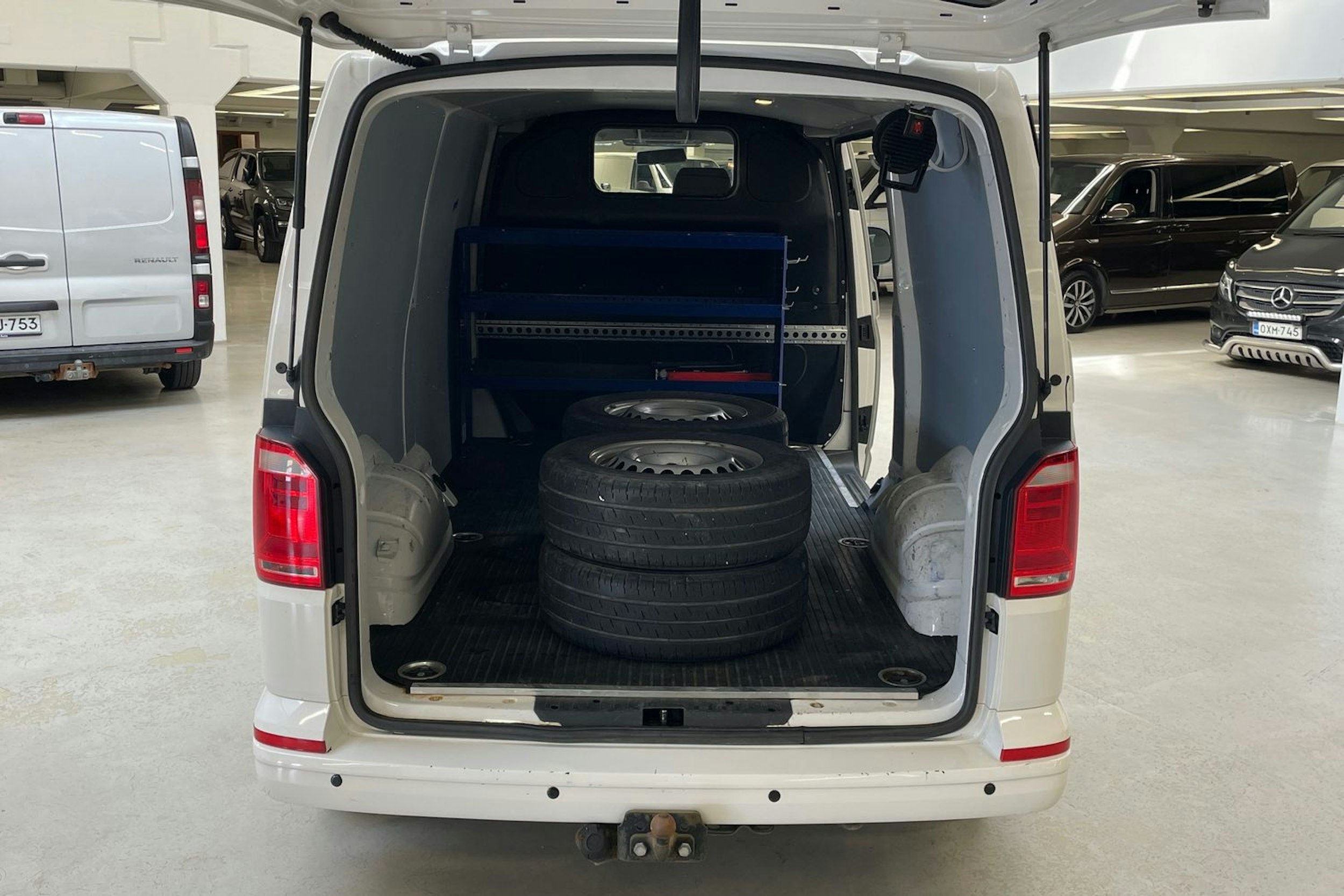 valkoinen Volkswagen Transporter 2016 kuva 14.