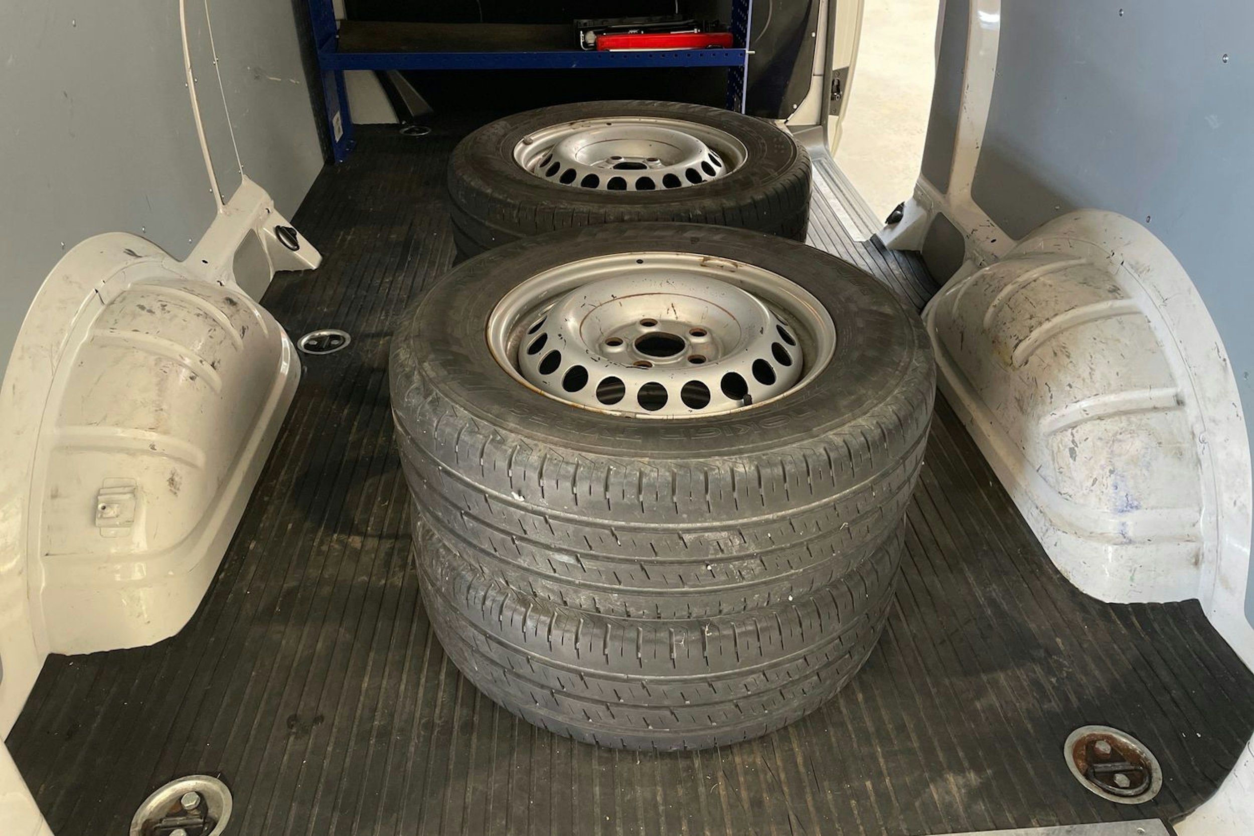 valkoinen Volkswagen Transporter 2016 kuva 15.