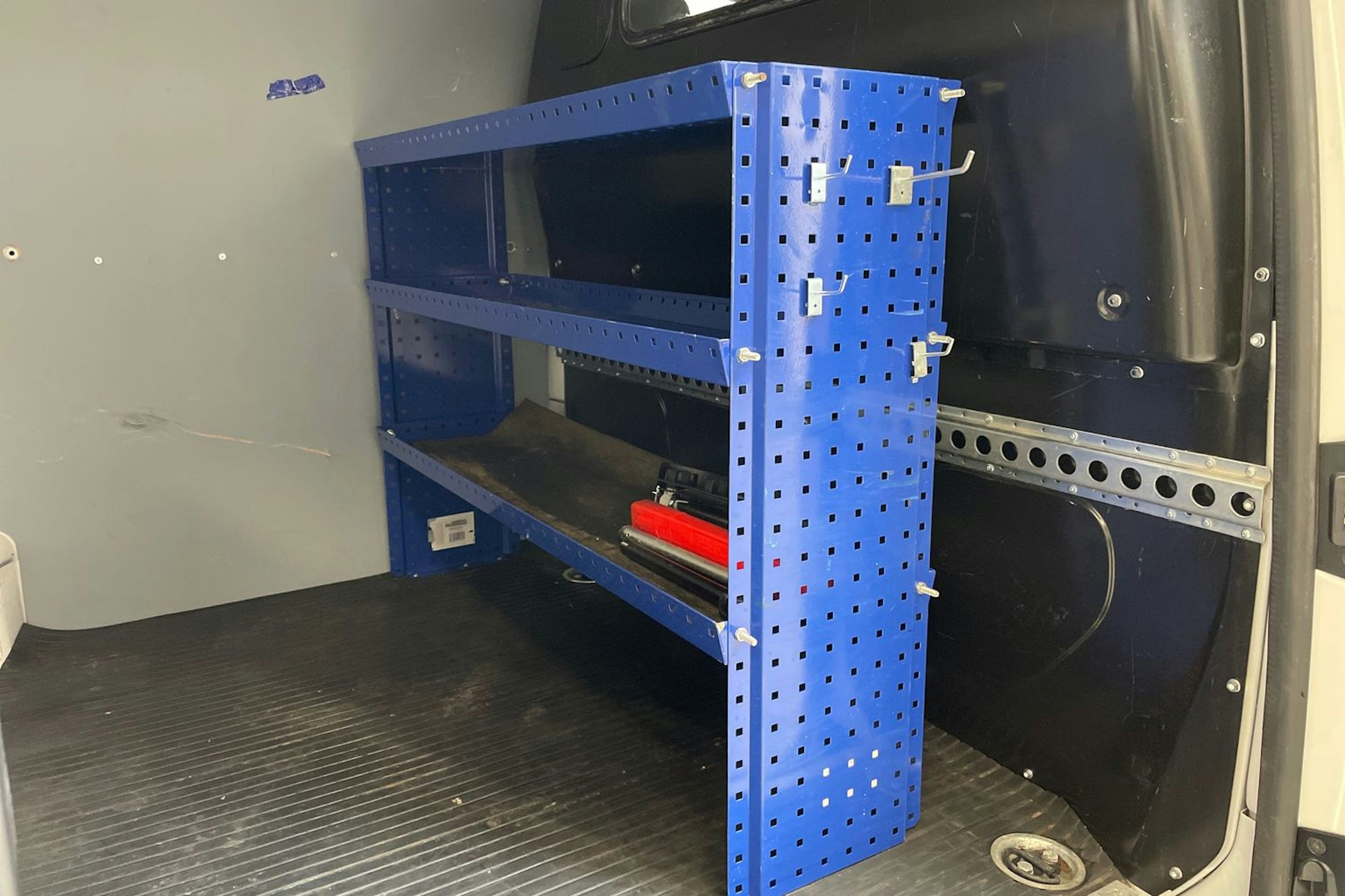 valkoinen Volkswagen Transporter 2016 kuva 16.