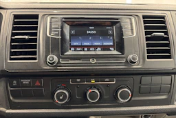 valkoinen Volkswagen Transporter 2016 kuva 12.