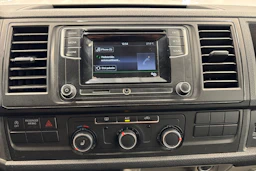 valkoinen Volkswagen Transporter 2016 kuva 13.