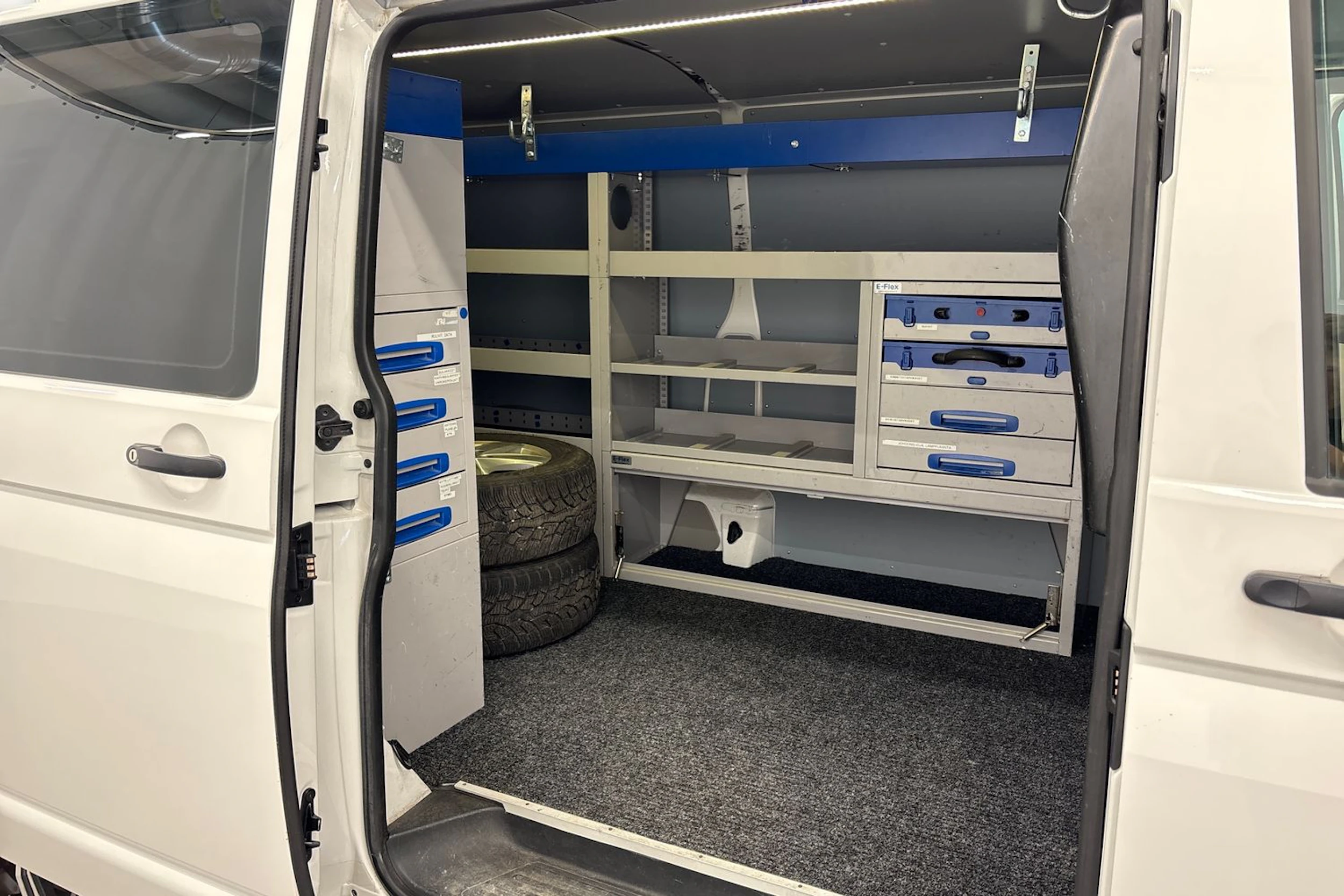 valkoinen Volkswagen Transporter 2016 kuva 14.