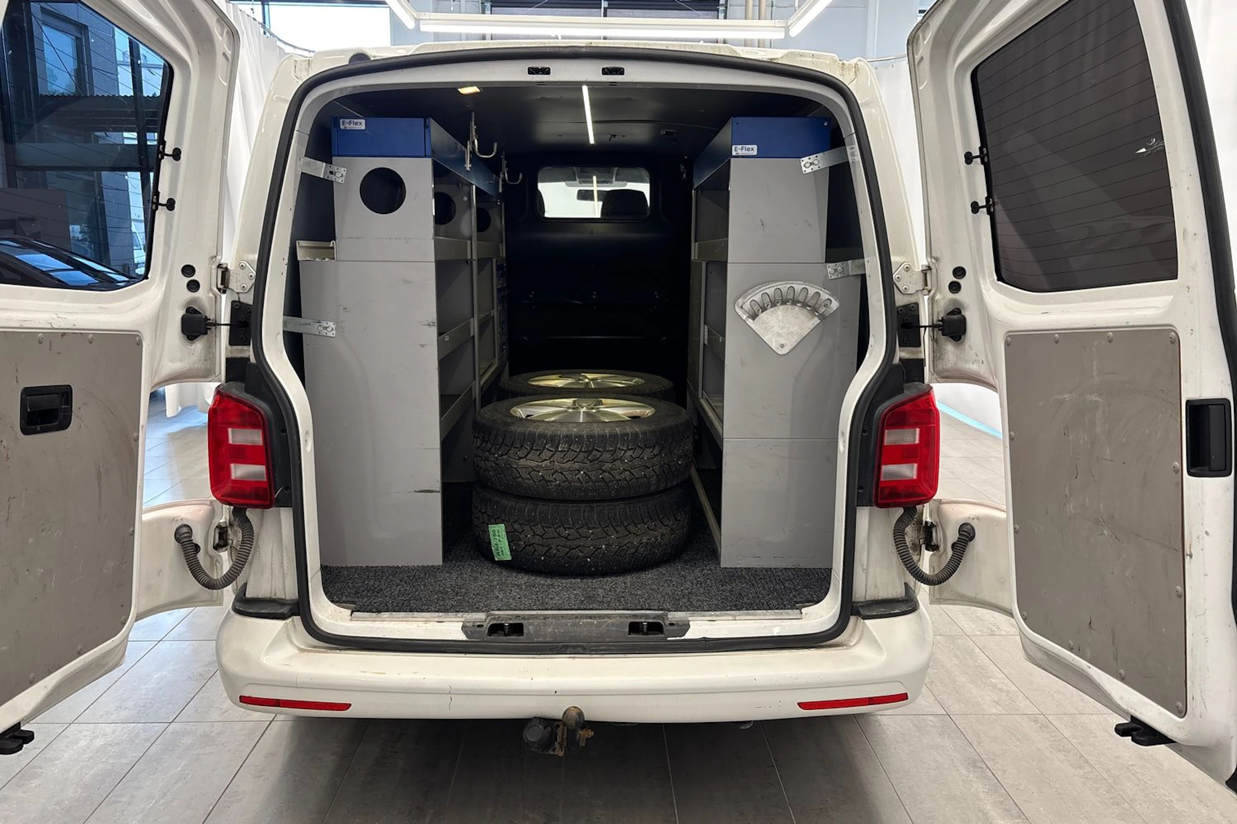 valkoinen Volkswagen Transporter 2016 kuva 15.