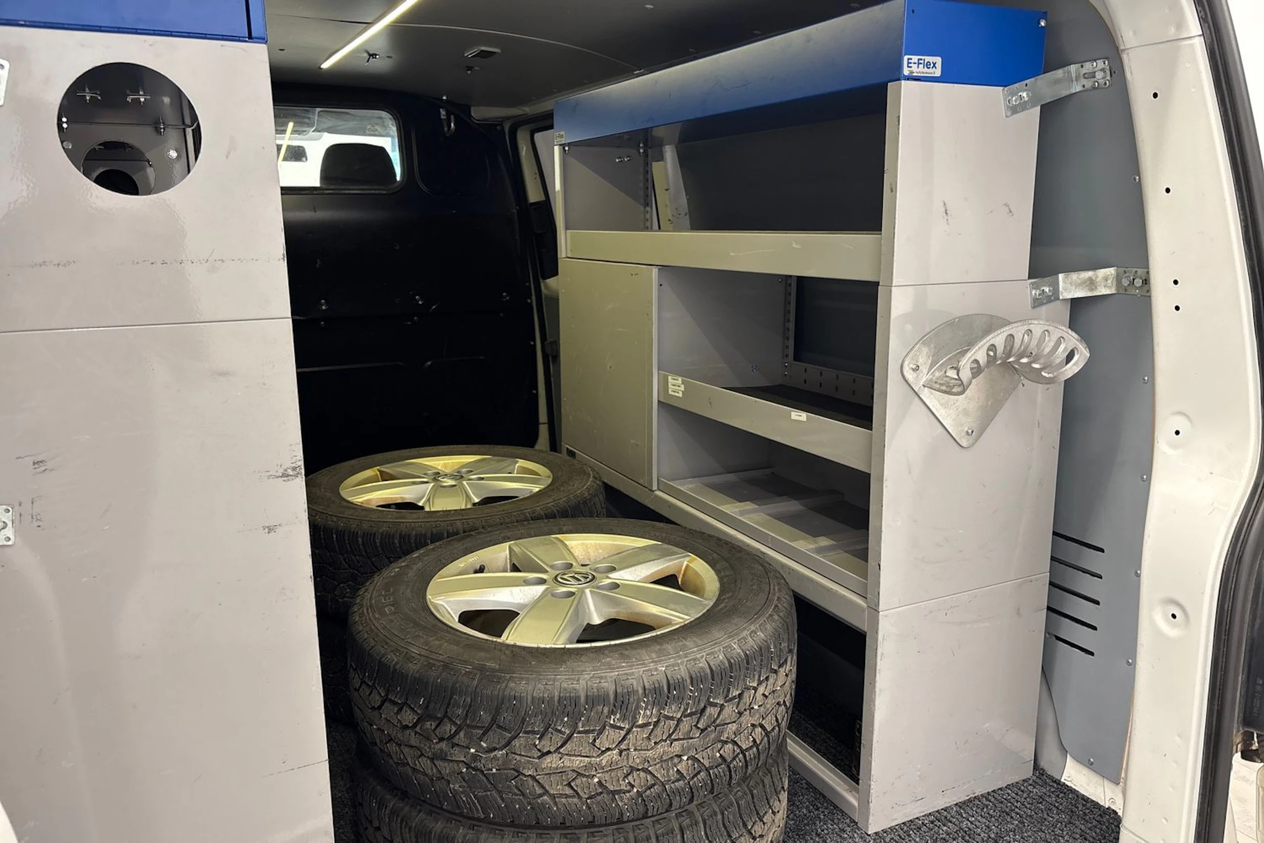 valkoinen Volkswagen Transporter 2016 kuva 17.